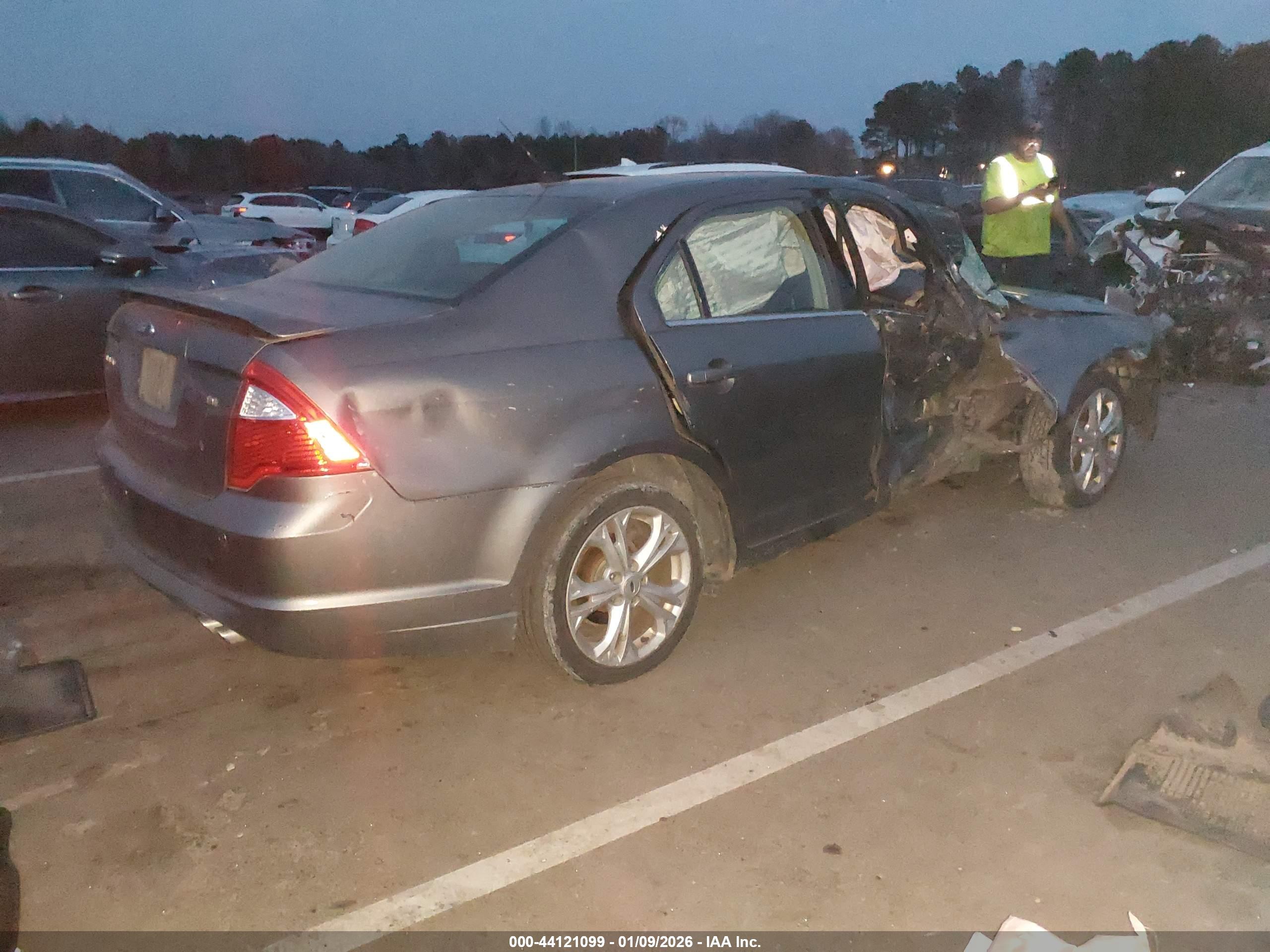 FORD FUSION image 4