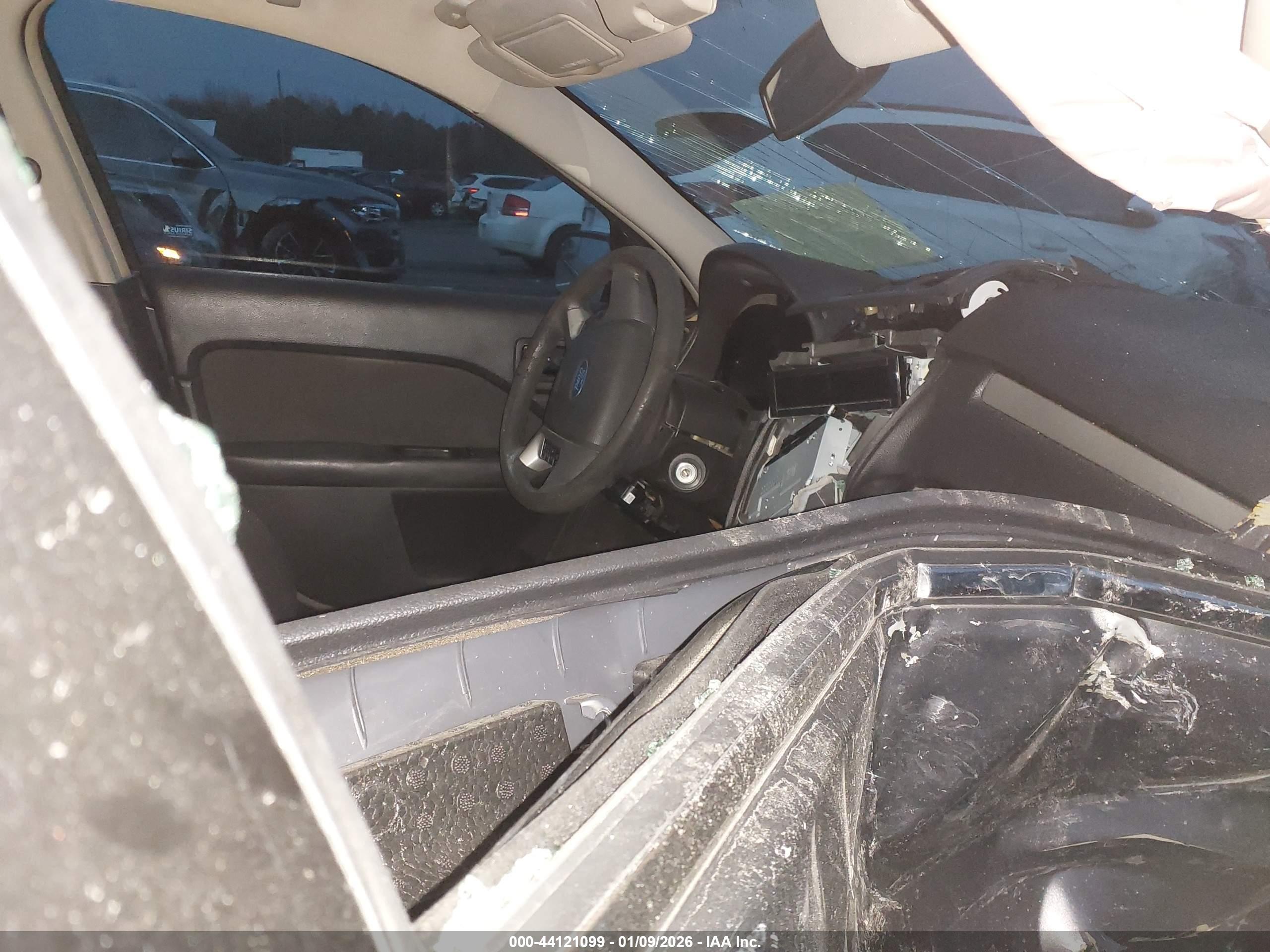 FORD FUSION image 5