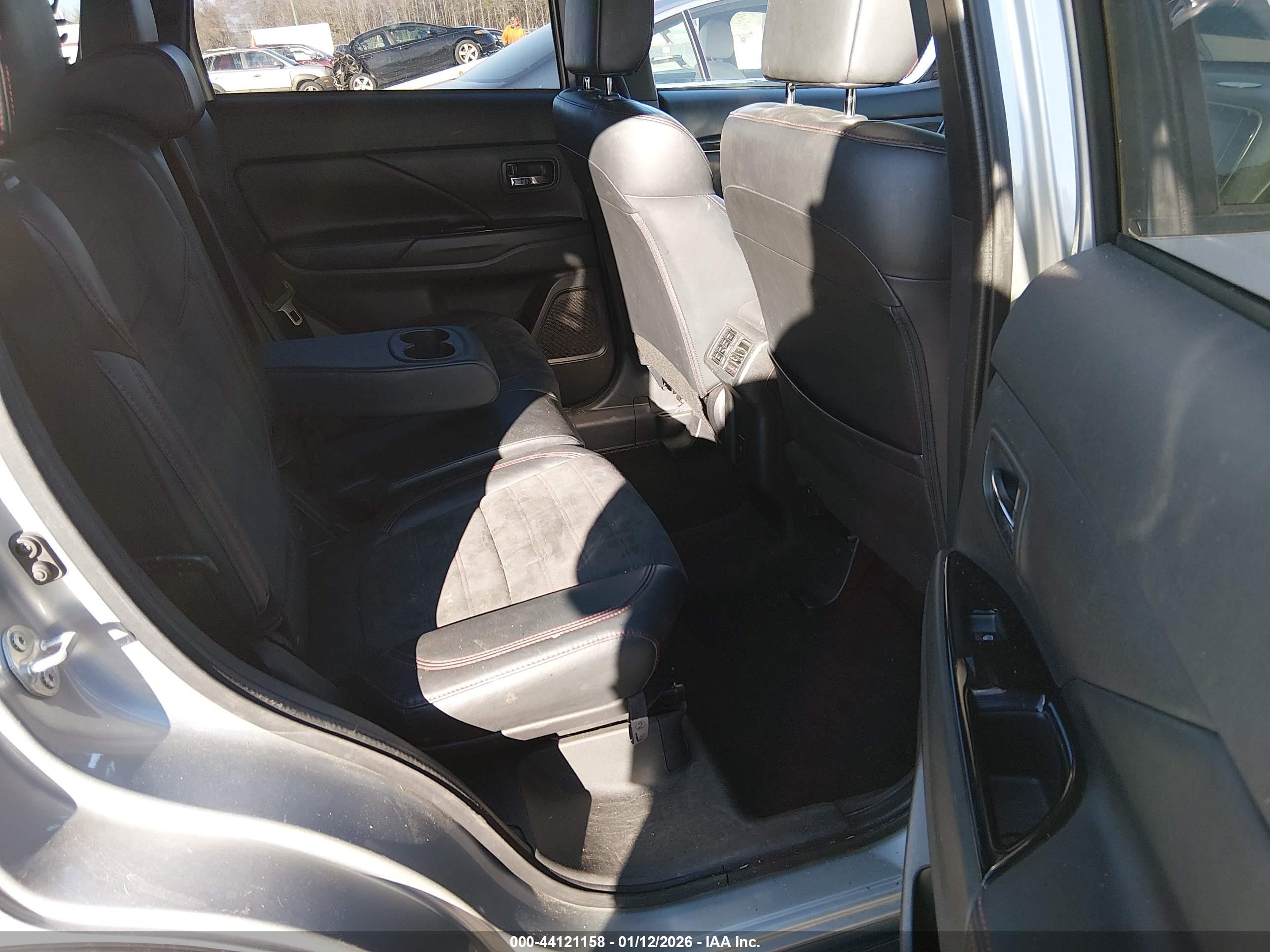 MITSUBISHI OUTLANDER image 8