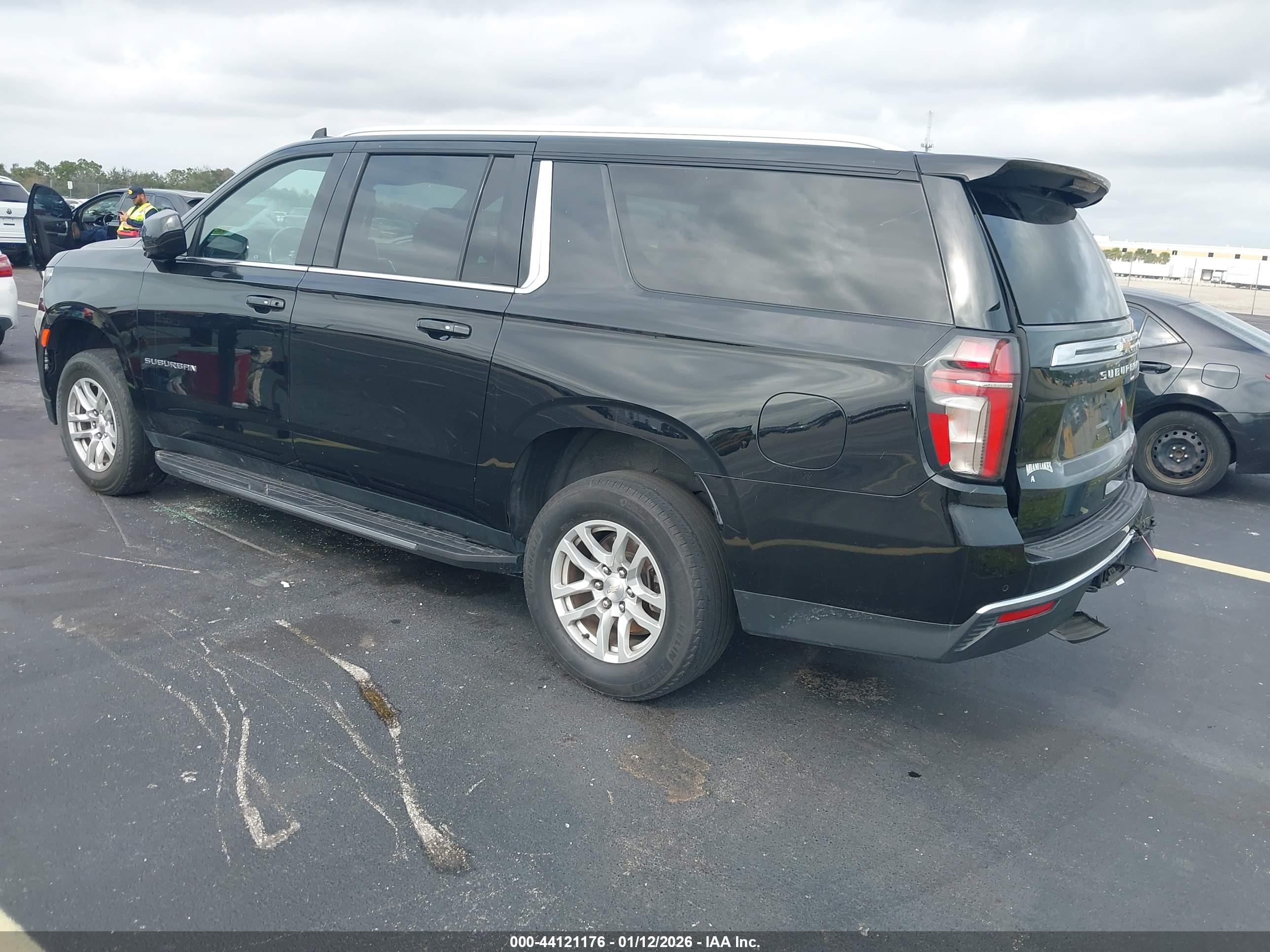 CHEVROLET SUBURBAN image 3