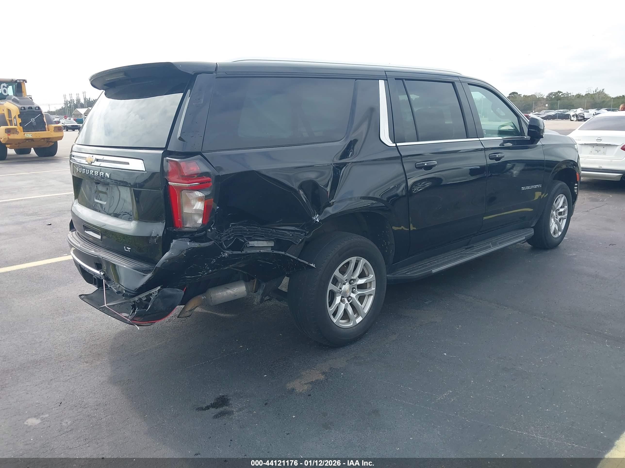 CHEVROLET SUBURBAN image 4