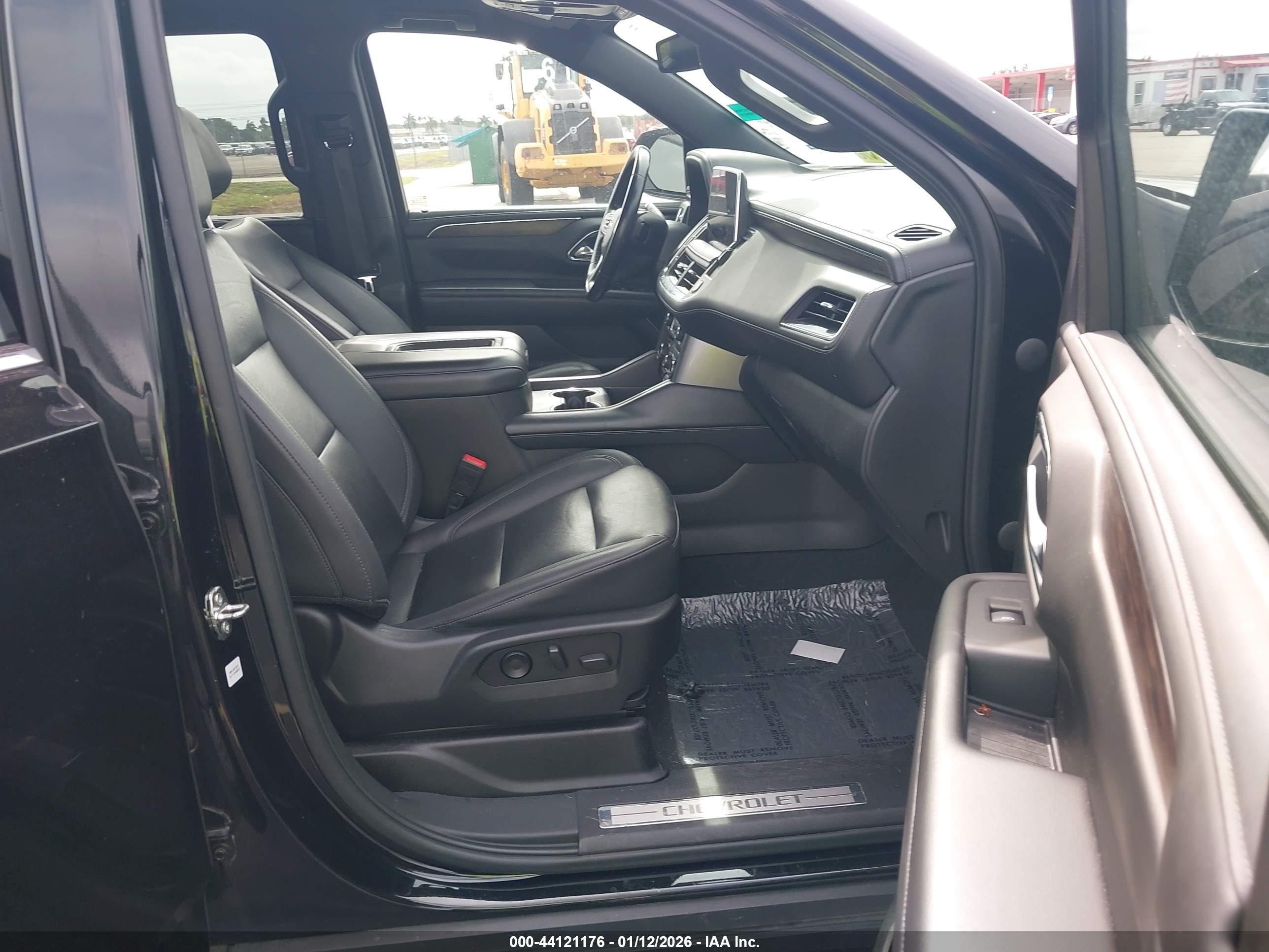 CHEVROLET SUBURBAN image 5