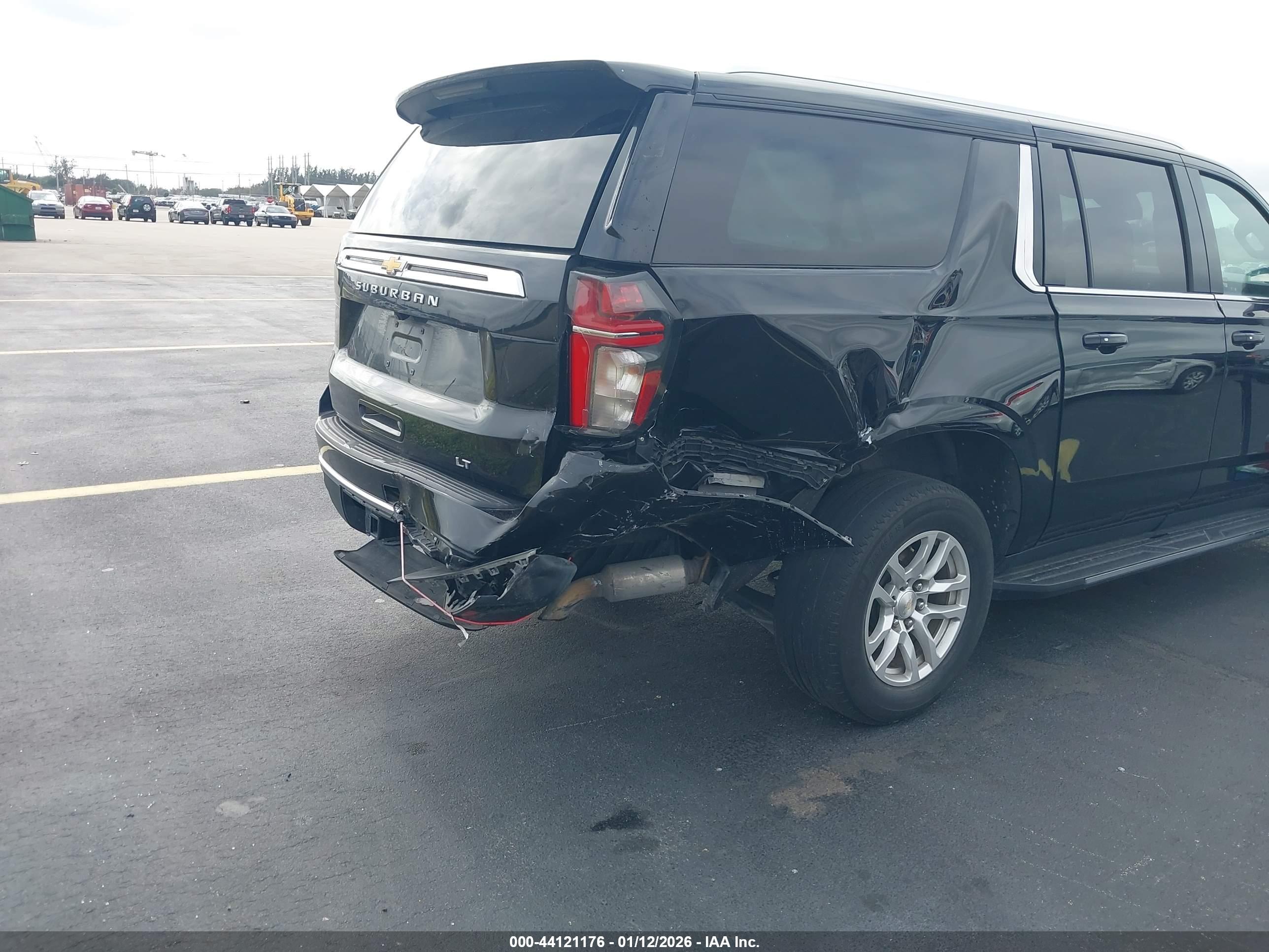 CHEVROLET SUBURBAN image 6