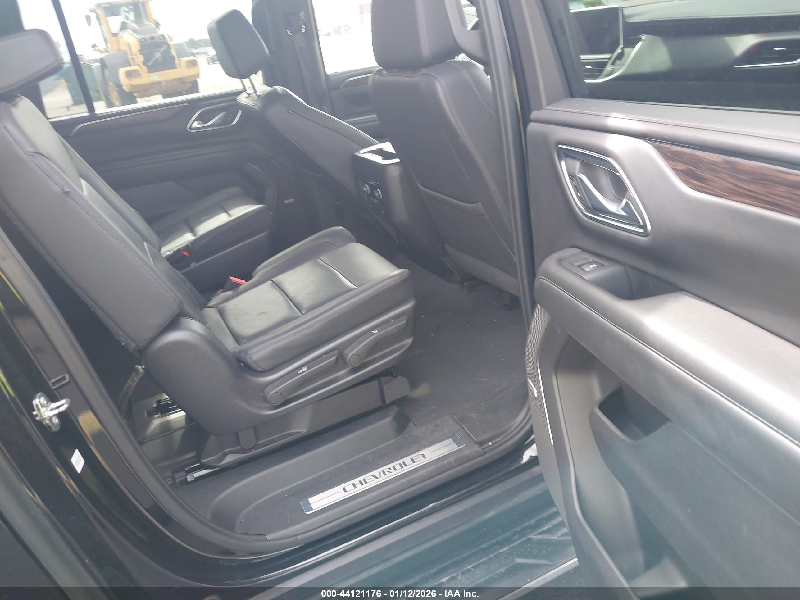 CHEVROLET SUBURBAN image 8