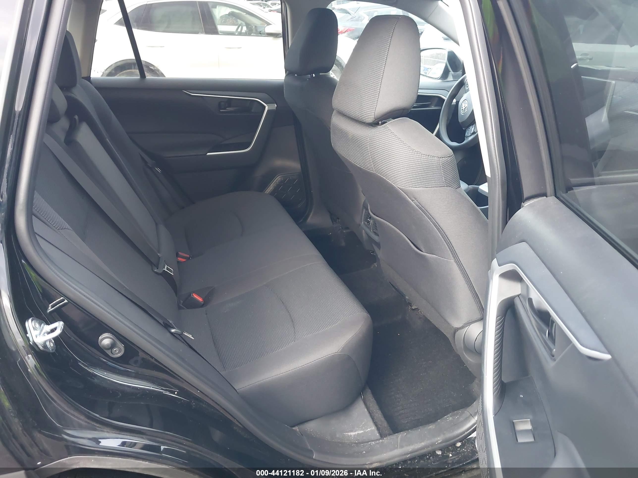 TOYOTA RAV4 image 8