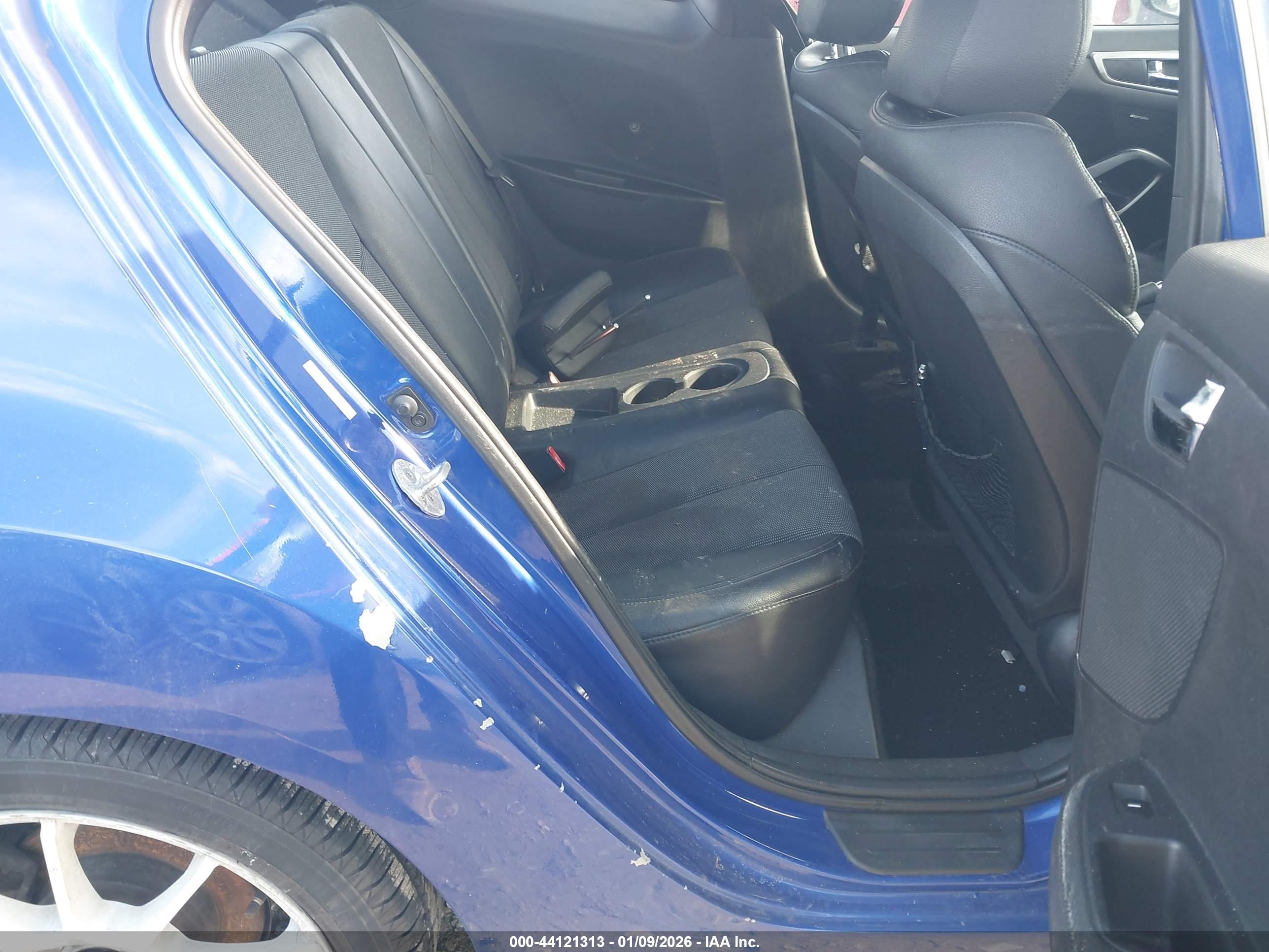 HYUNDAI VELOSTER image 8