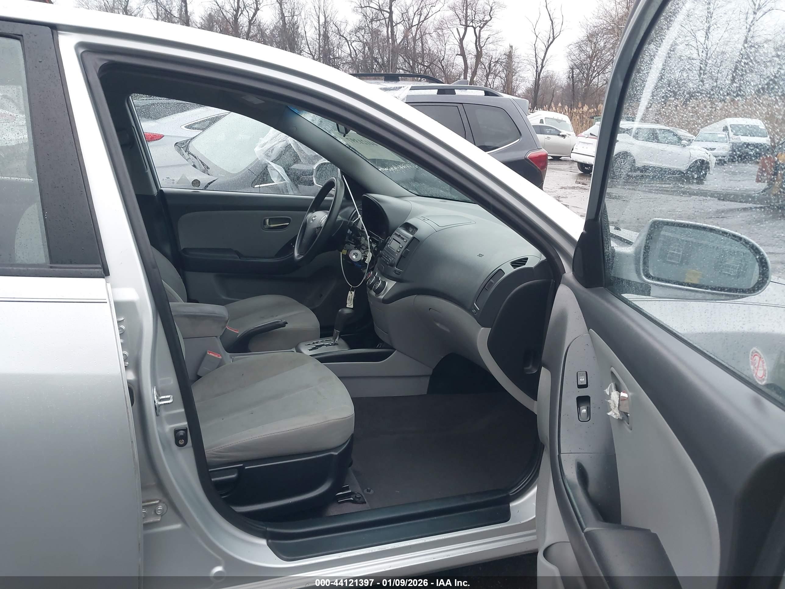 HYUNDAI ELANTRA image 5