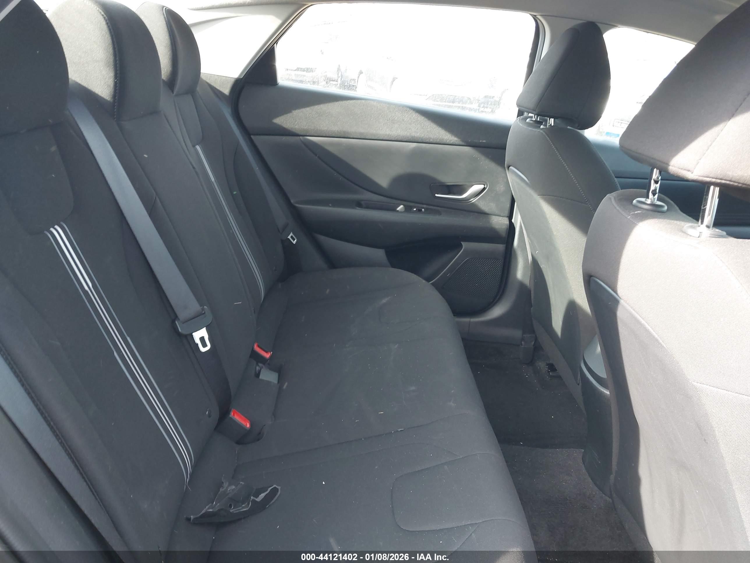 HYUNDAI ELANTRA image 8
