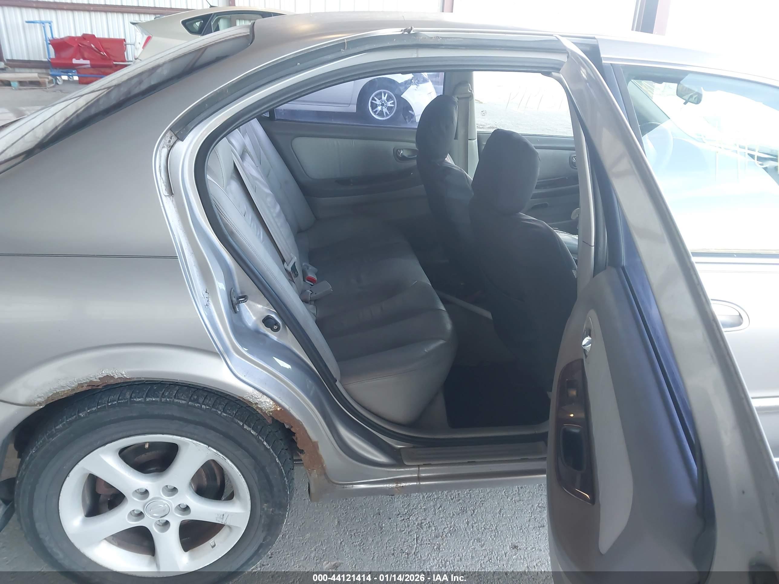 NISSAN MAXIMA image 8