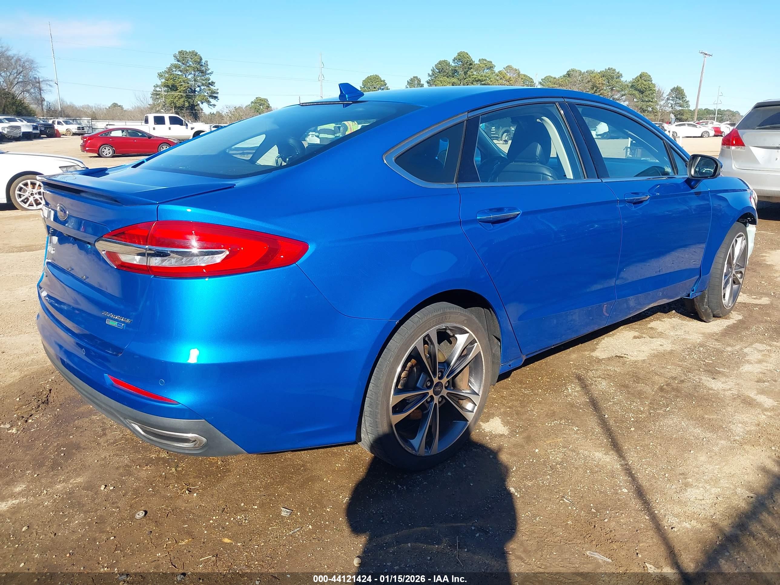 FORD FUSION image 4