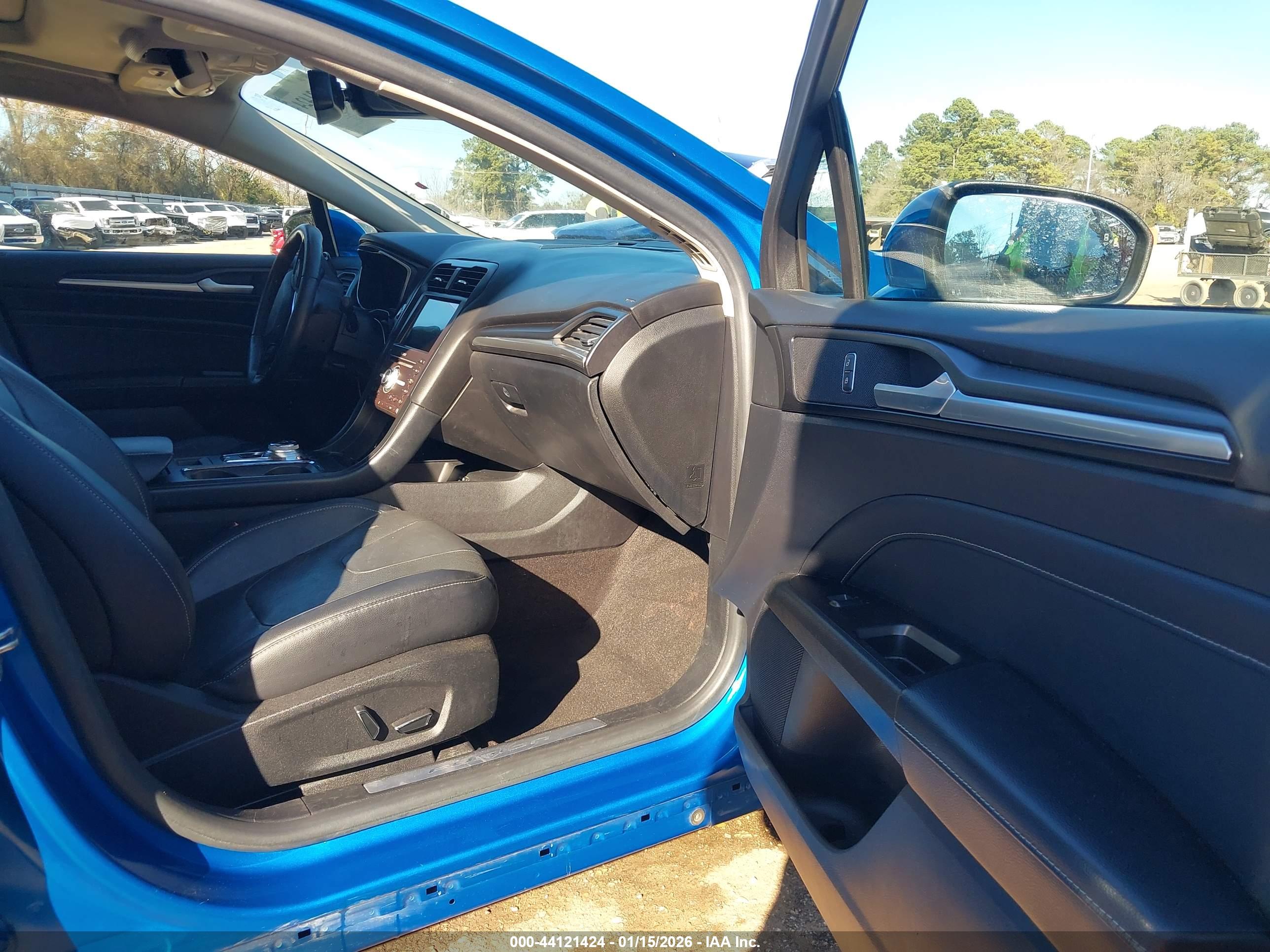 FORD FUSION image 5