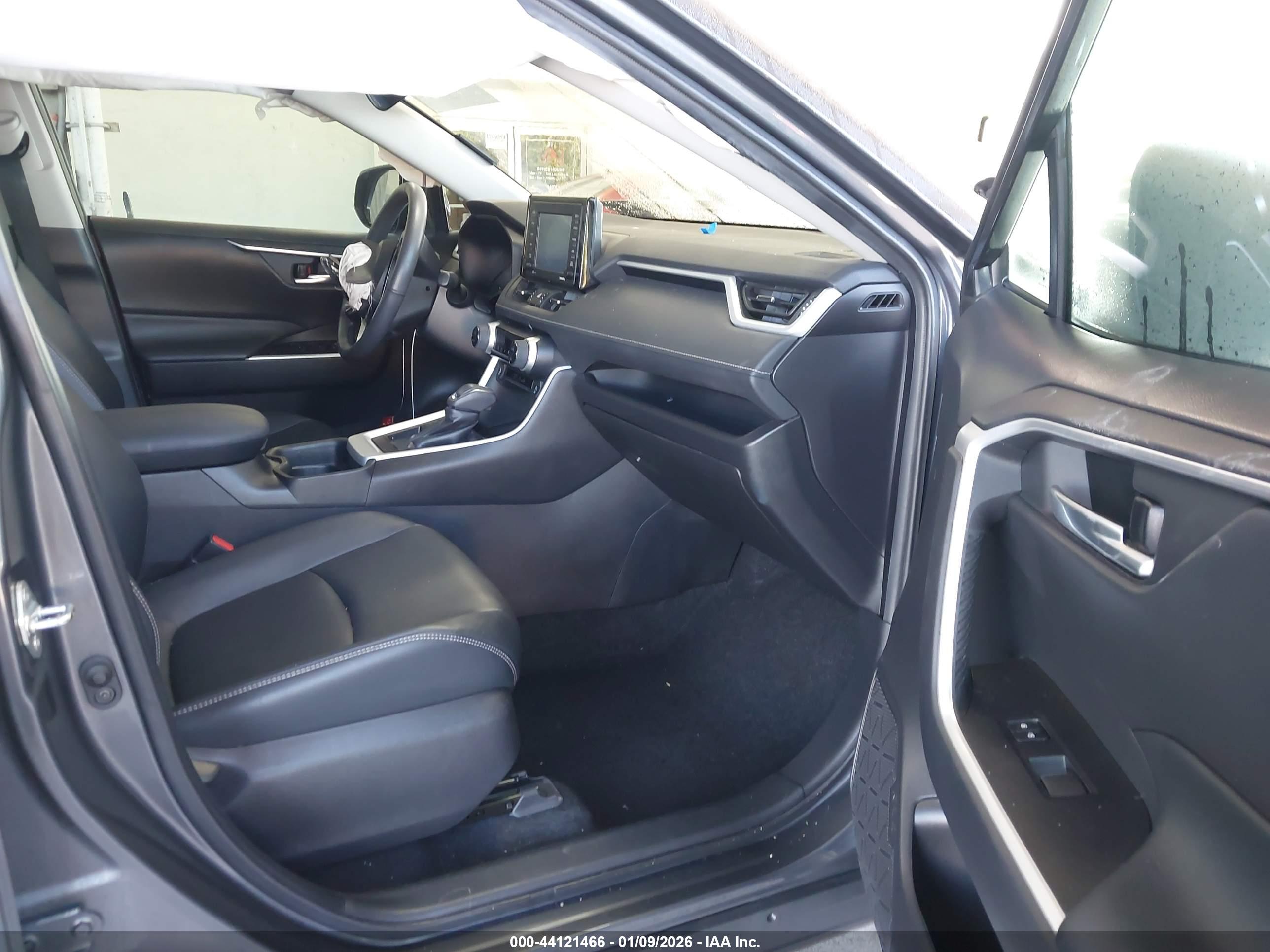 TOYOTA RAV4 image 5