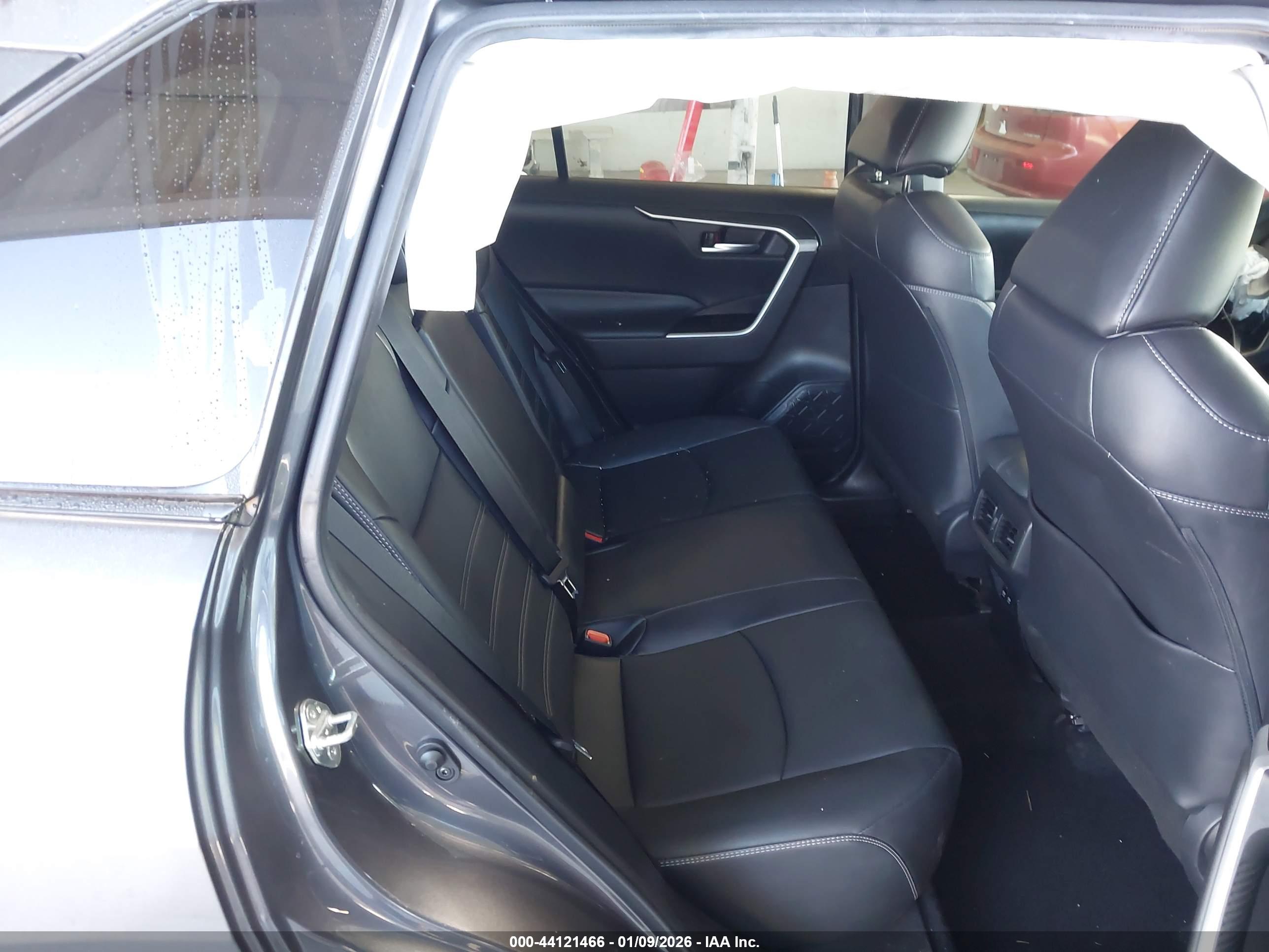 TOYOTA RAV4 image 8