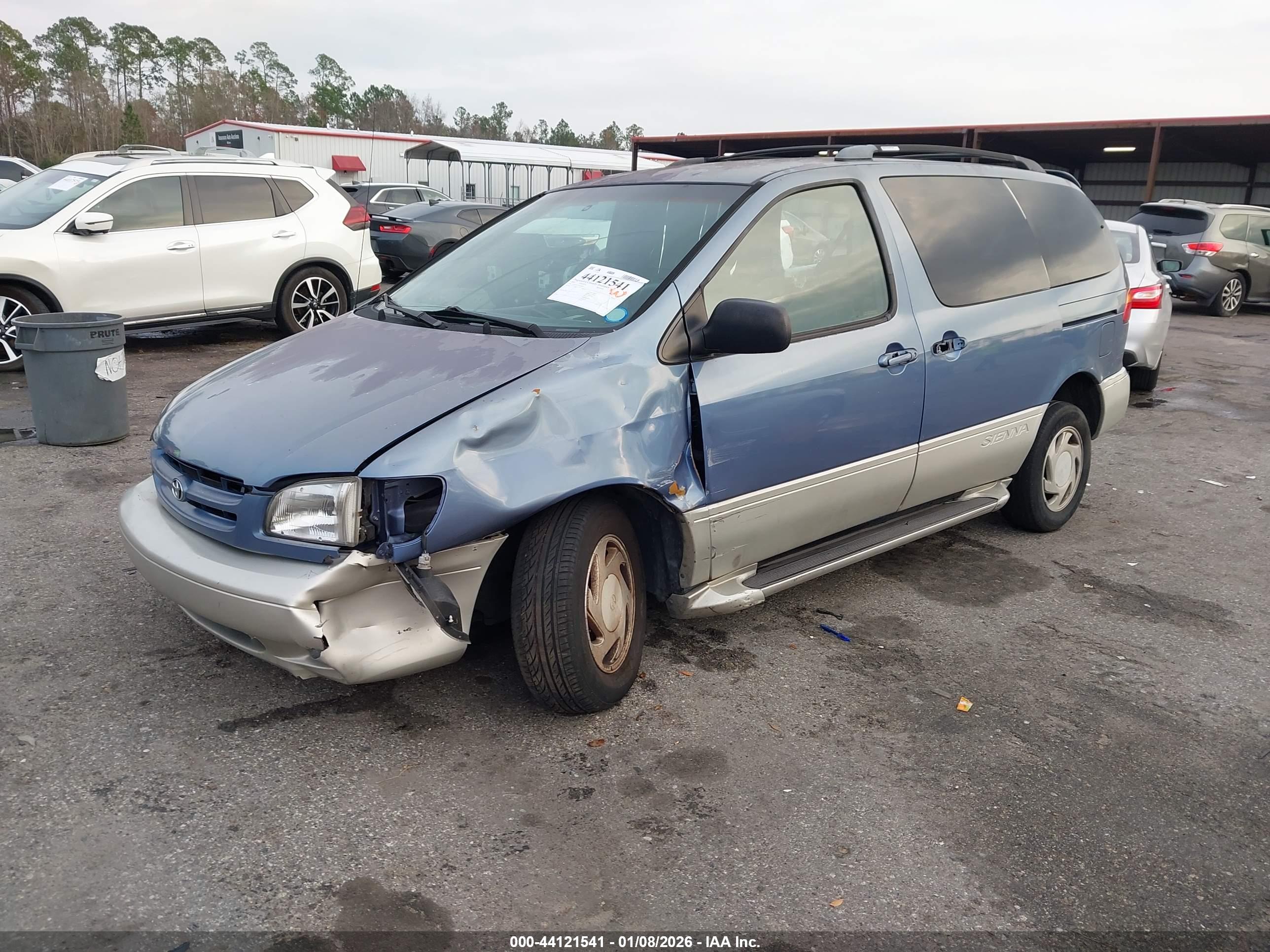 TOYOTA SIENNA image 2