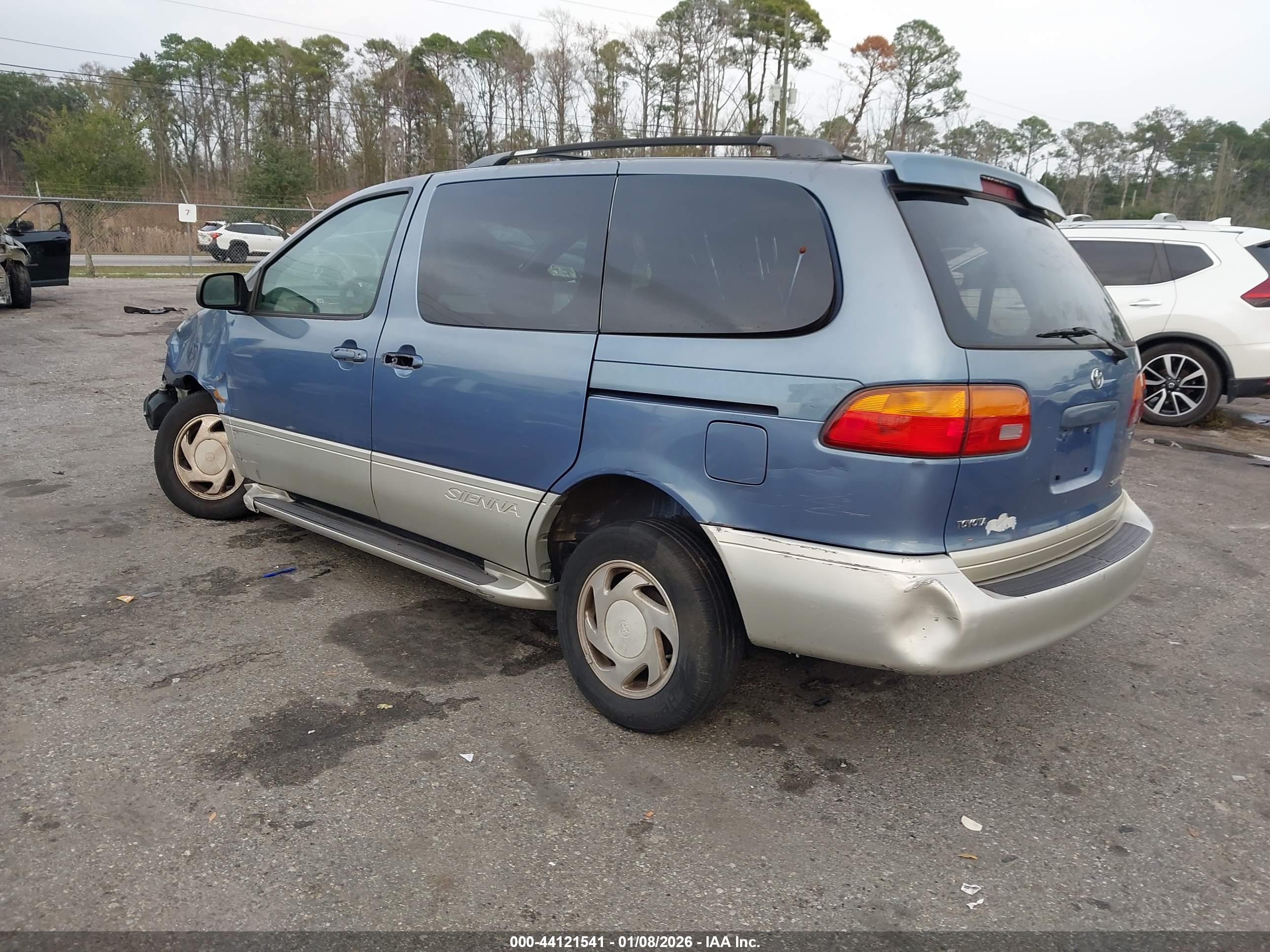 TOYOTA SIENNA image 3