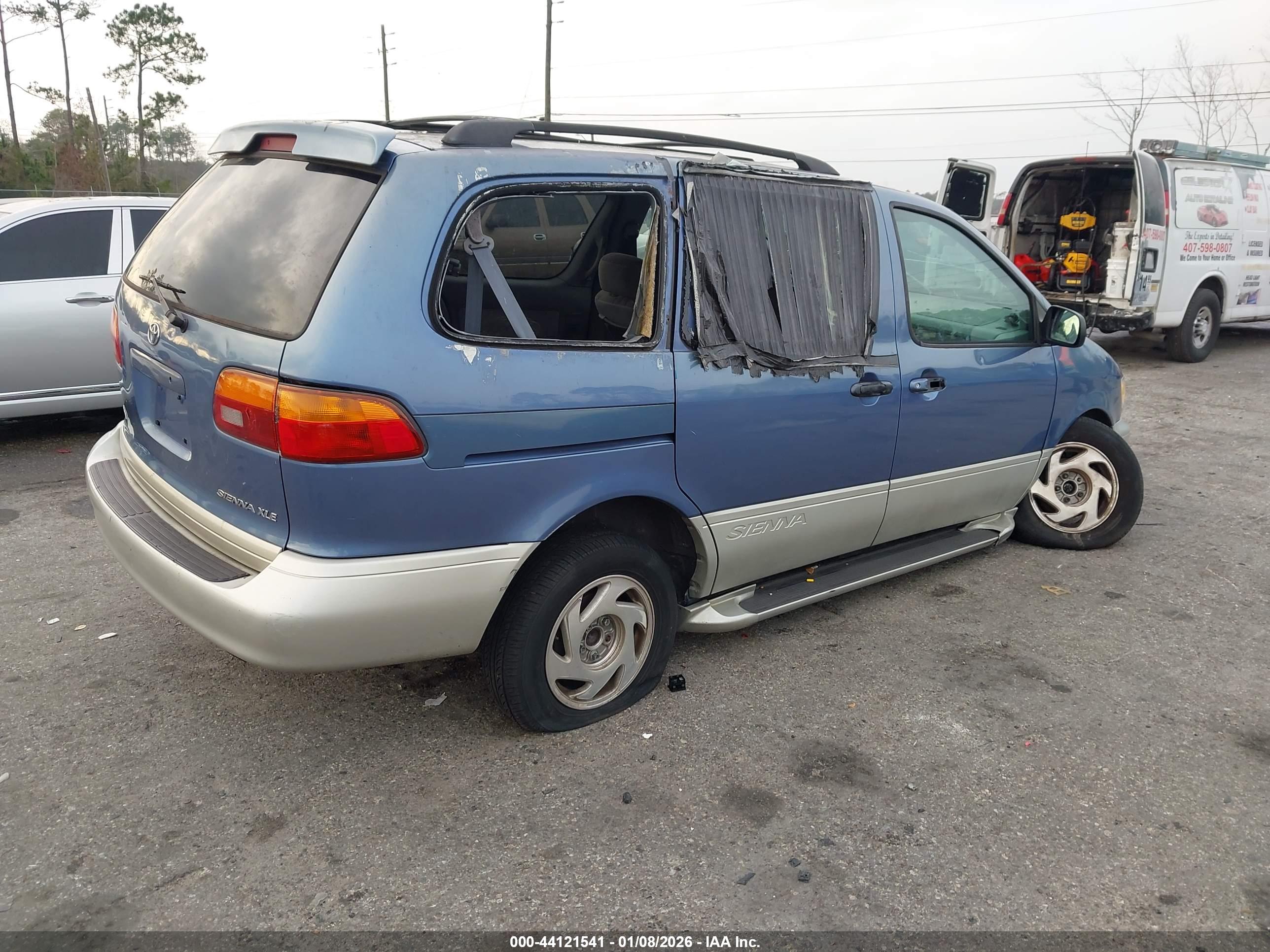 TOYOTA SIENNA image 4