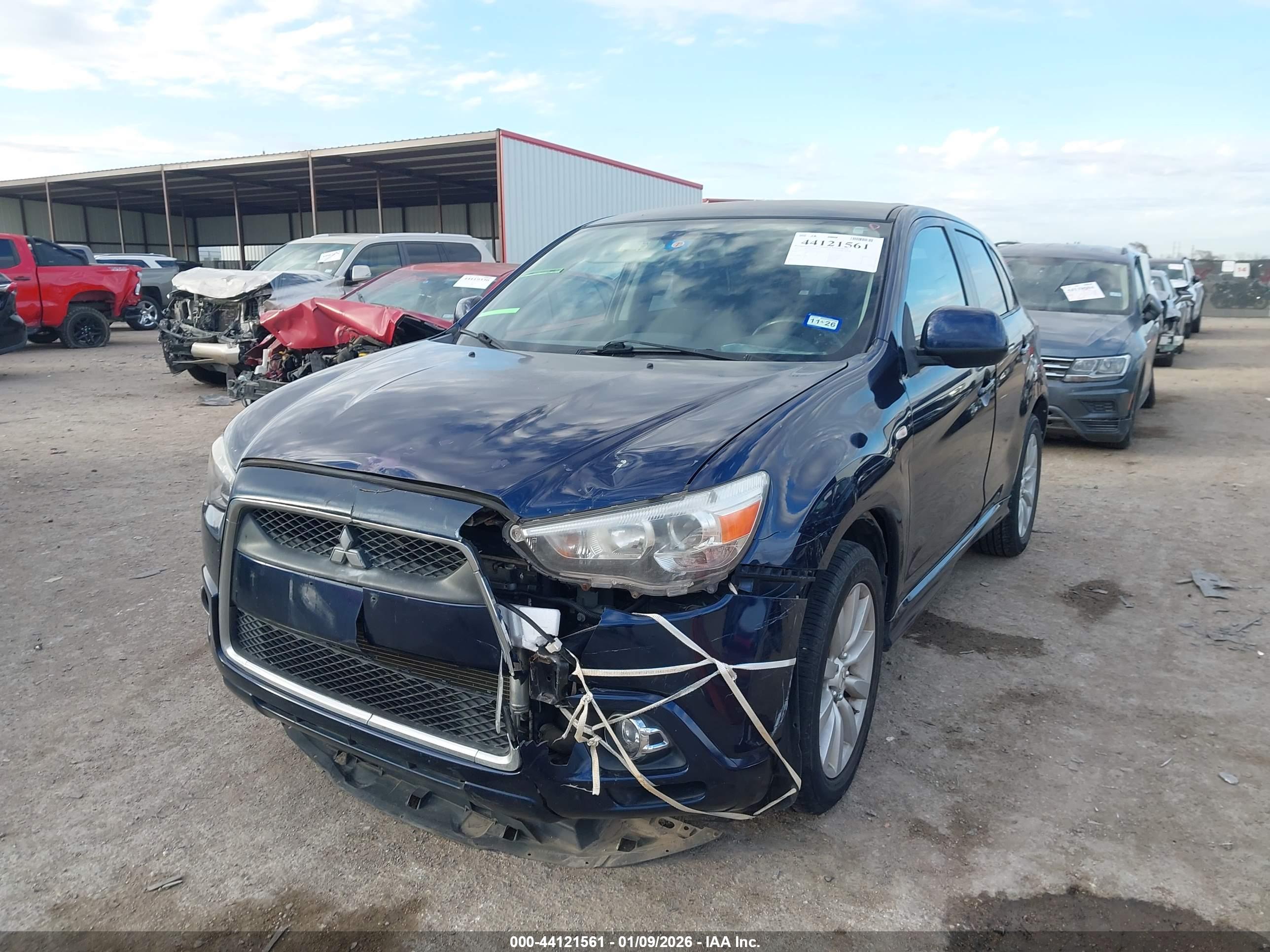 MITSUBISHI OUTLANDER image 2