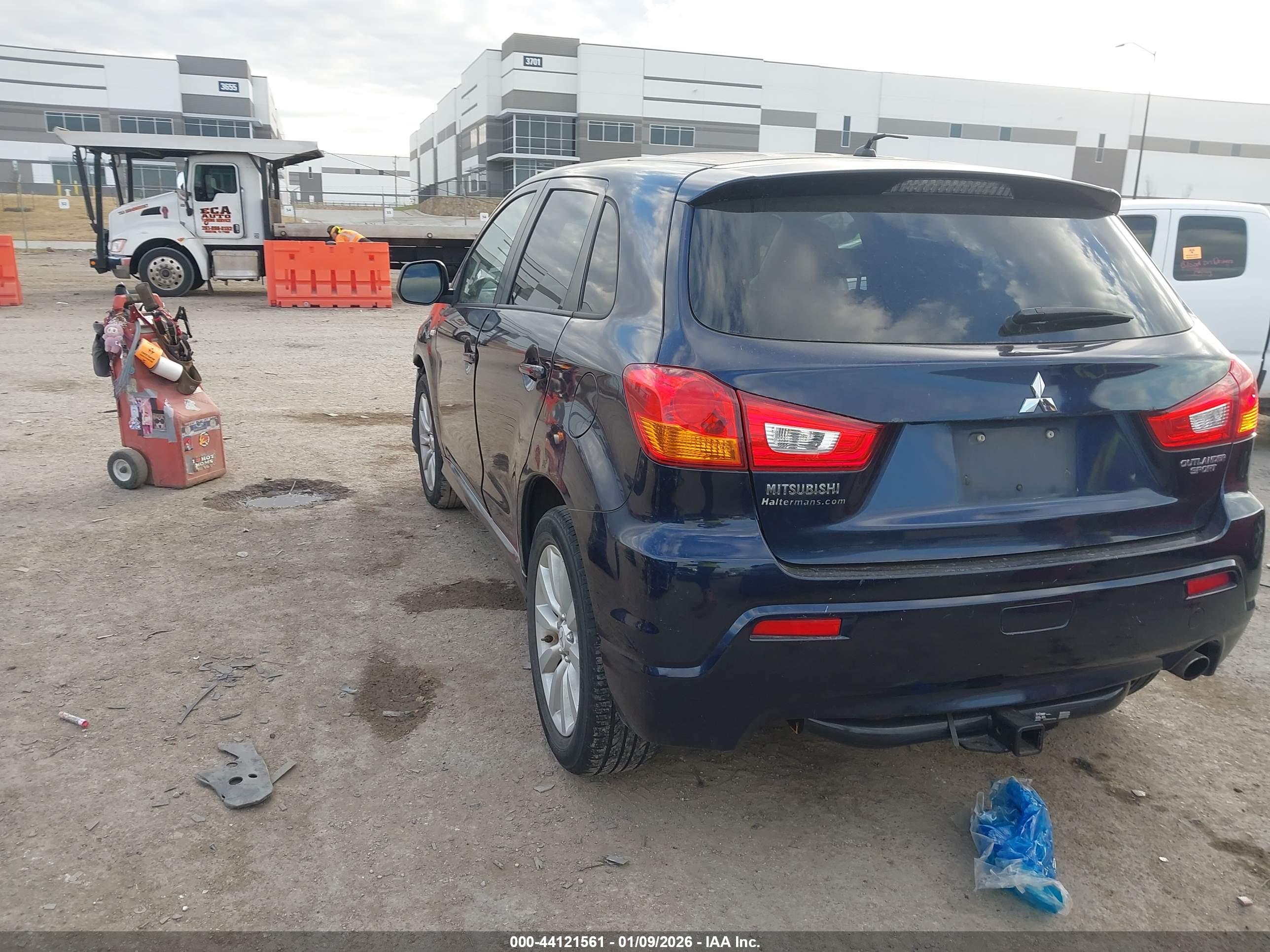 MITSUBISHI OUTLANDER image 3