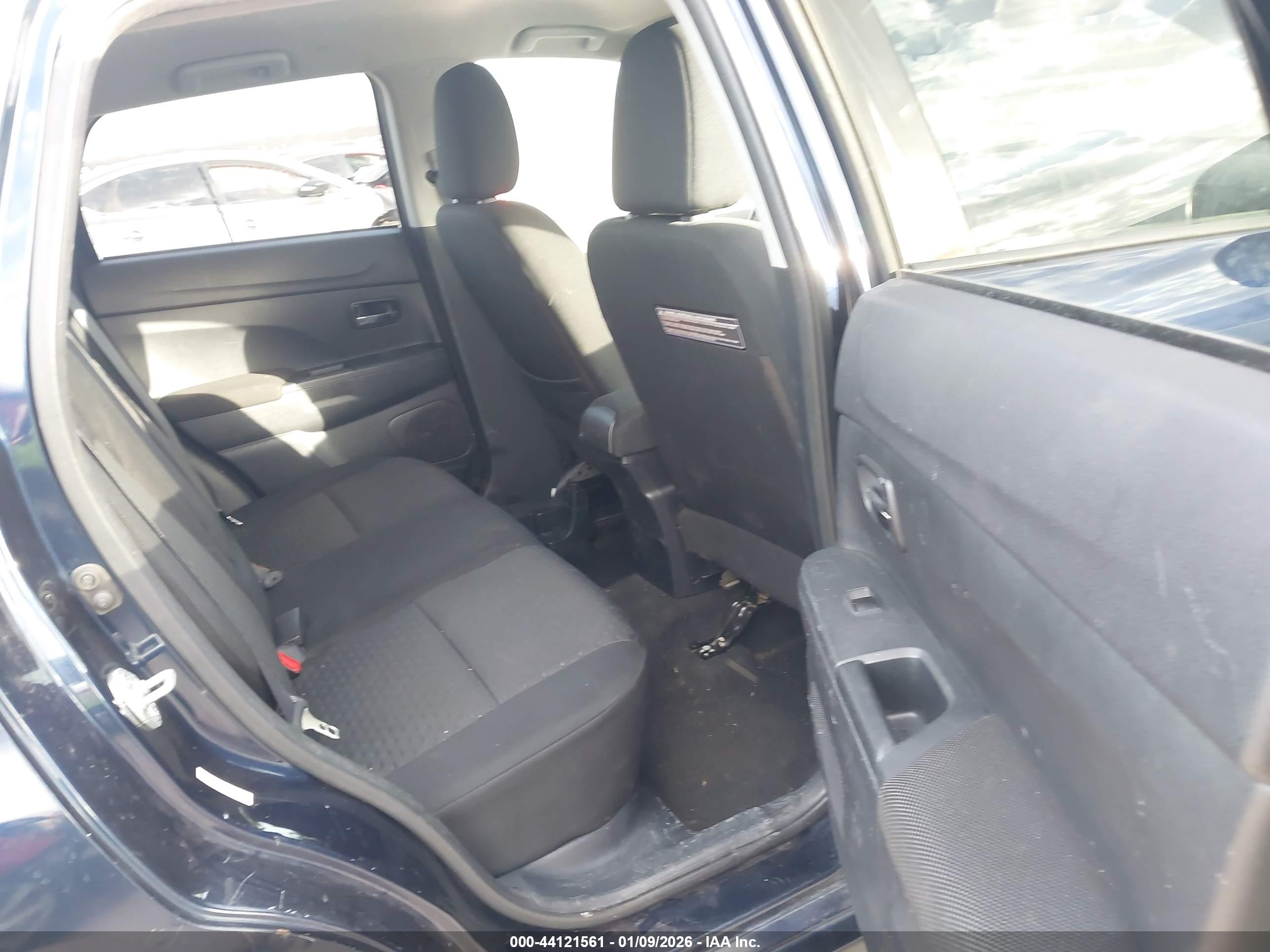 MITSUBISHI OUTLANDER image 8