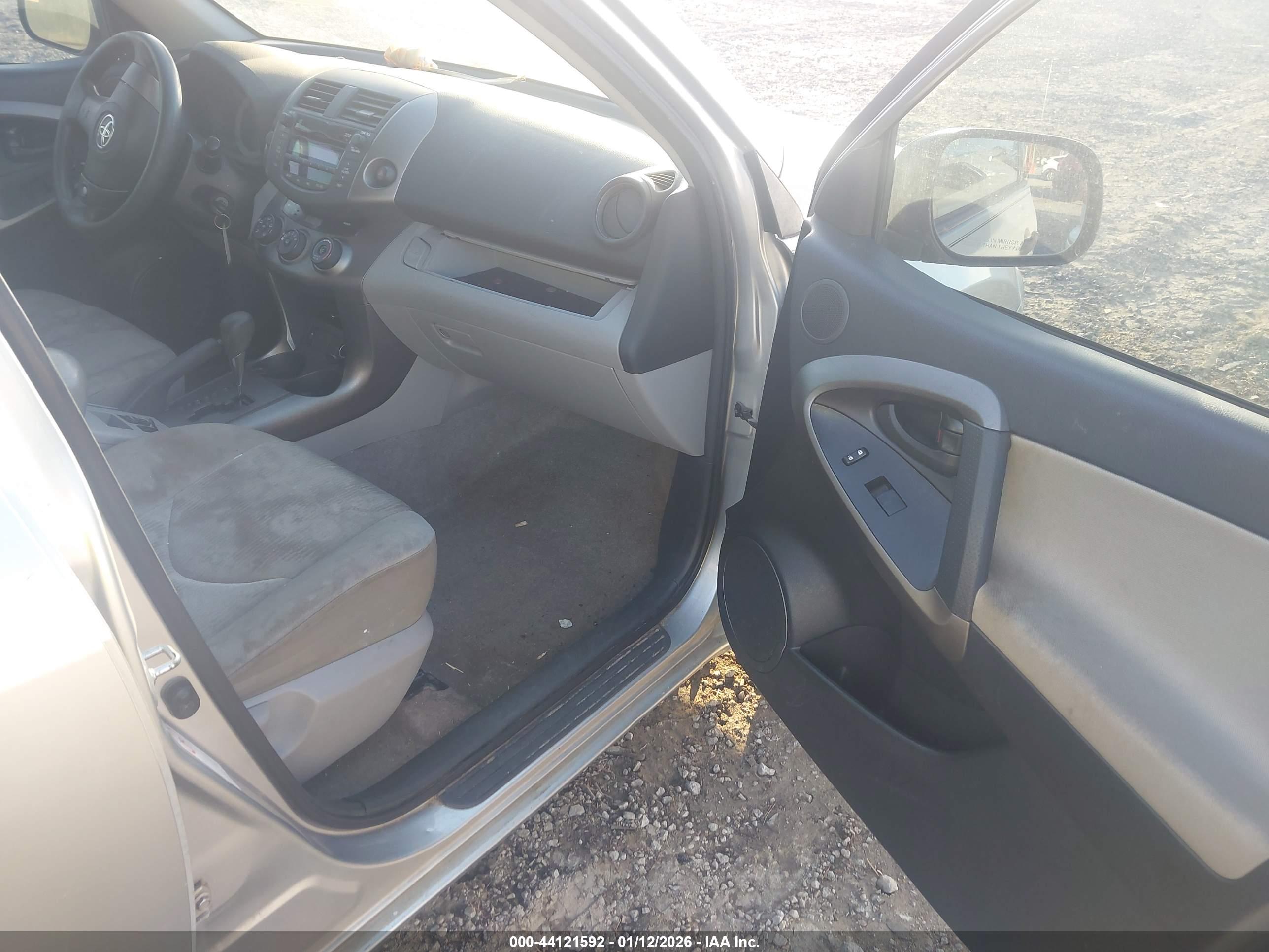 TOYOTA RAV4 image 5