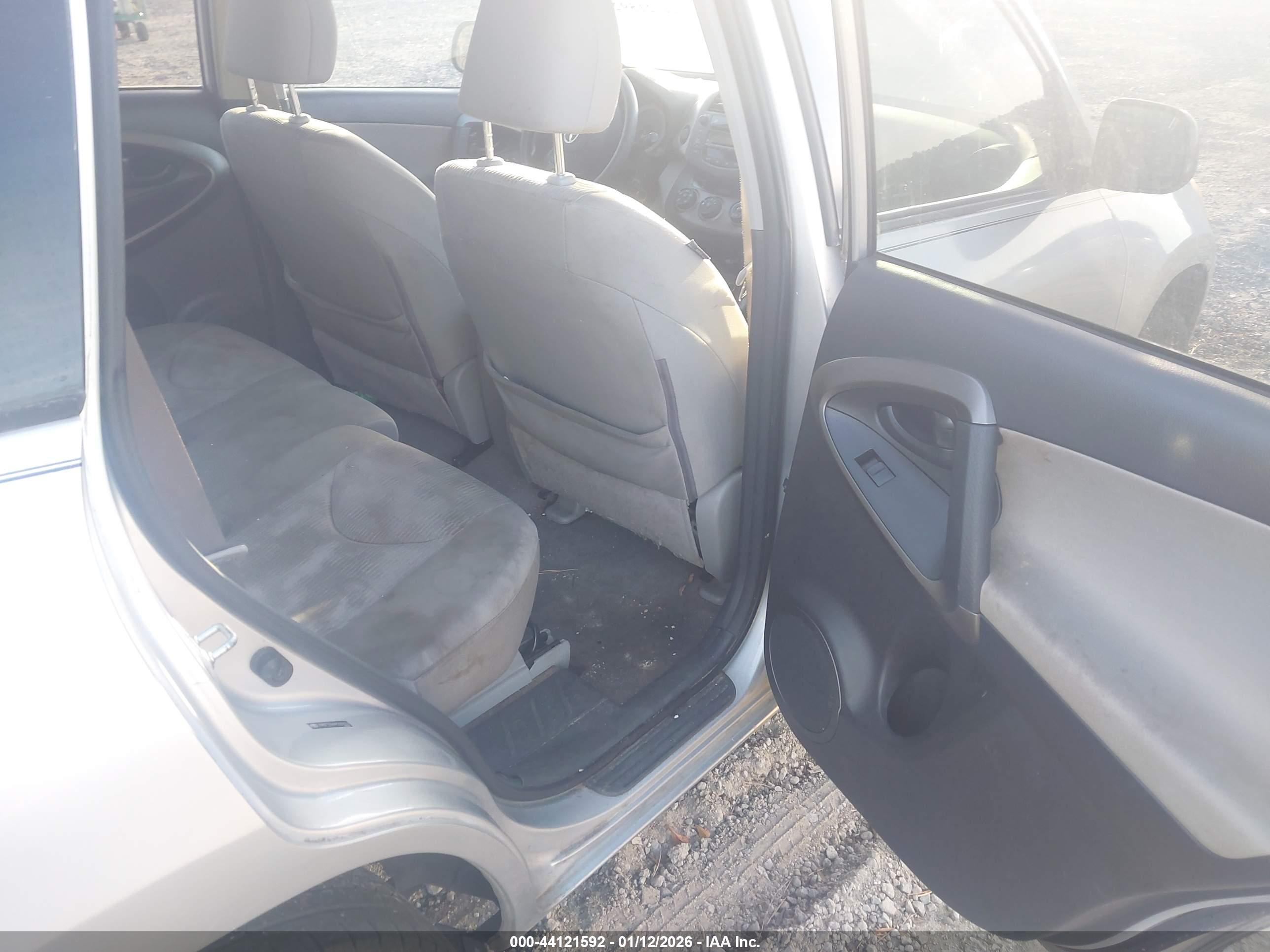 TOYOTA RAV4 image 8