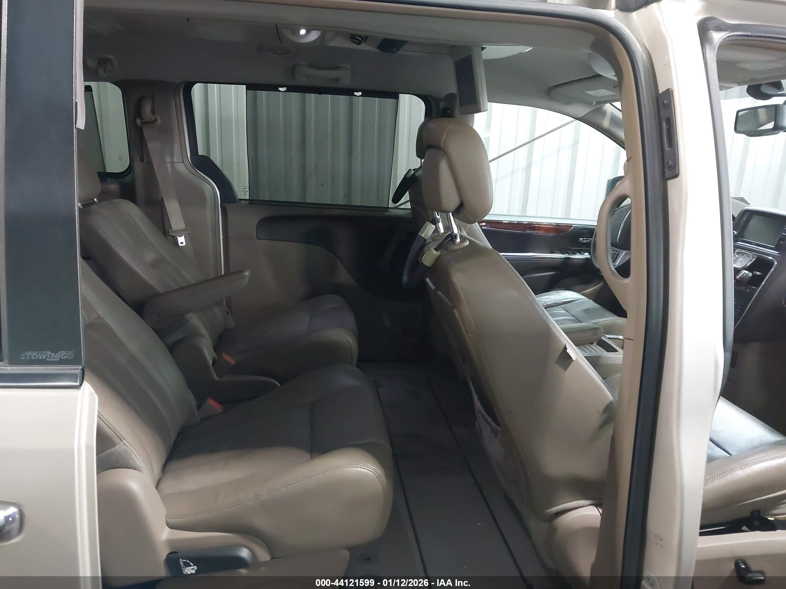 CHRYSLER TOWN image 8