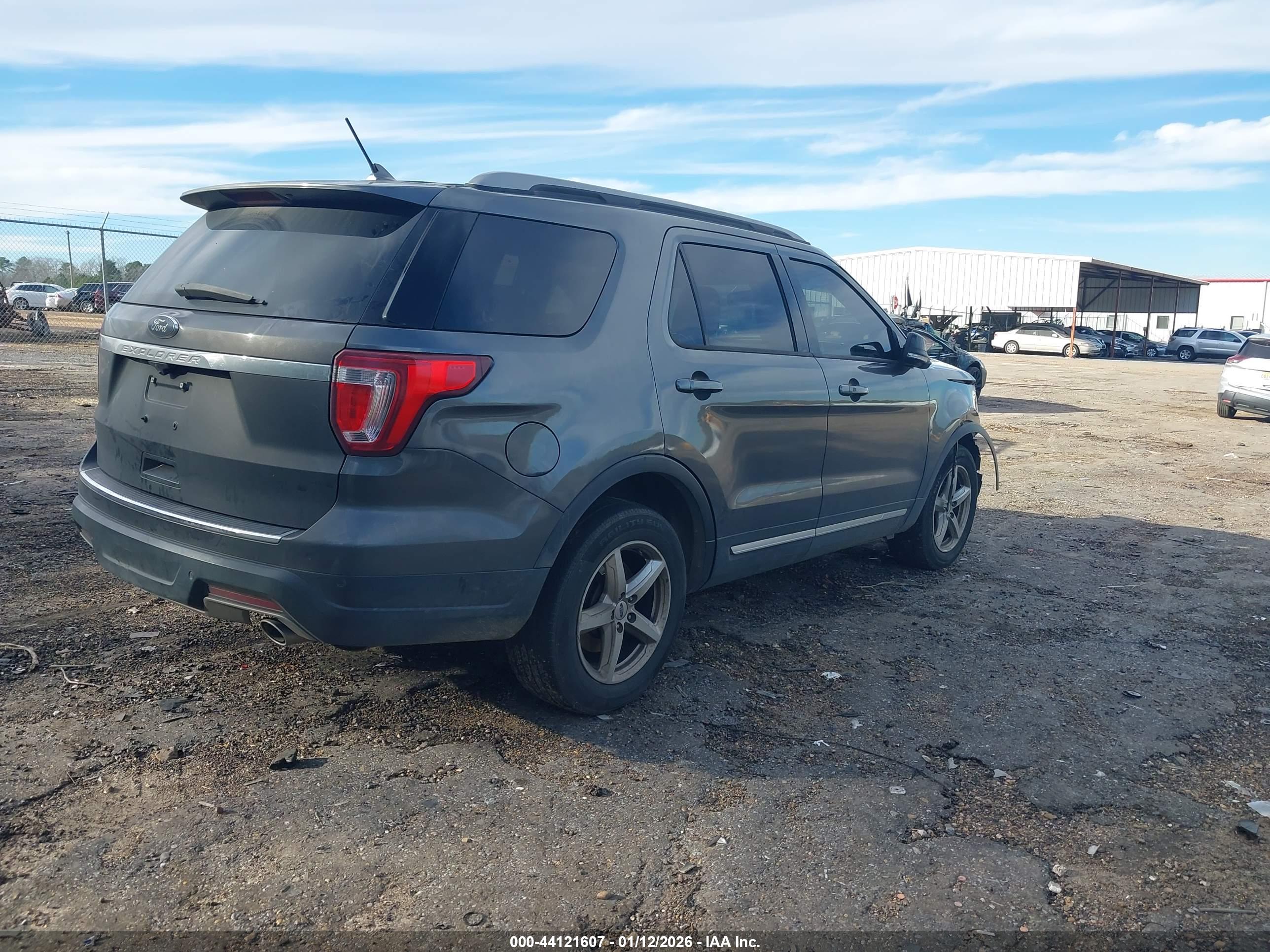 FORD EXPLORER image 4
