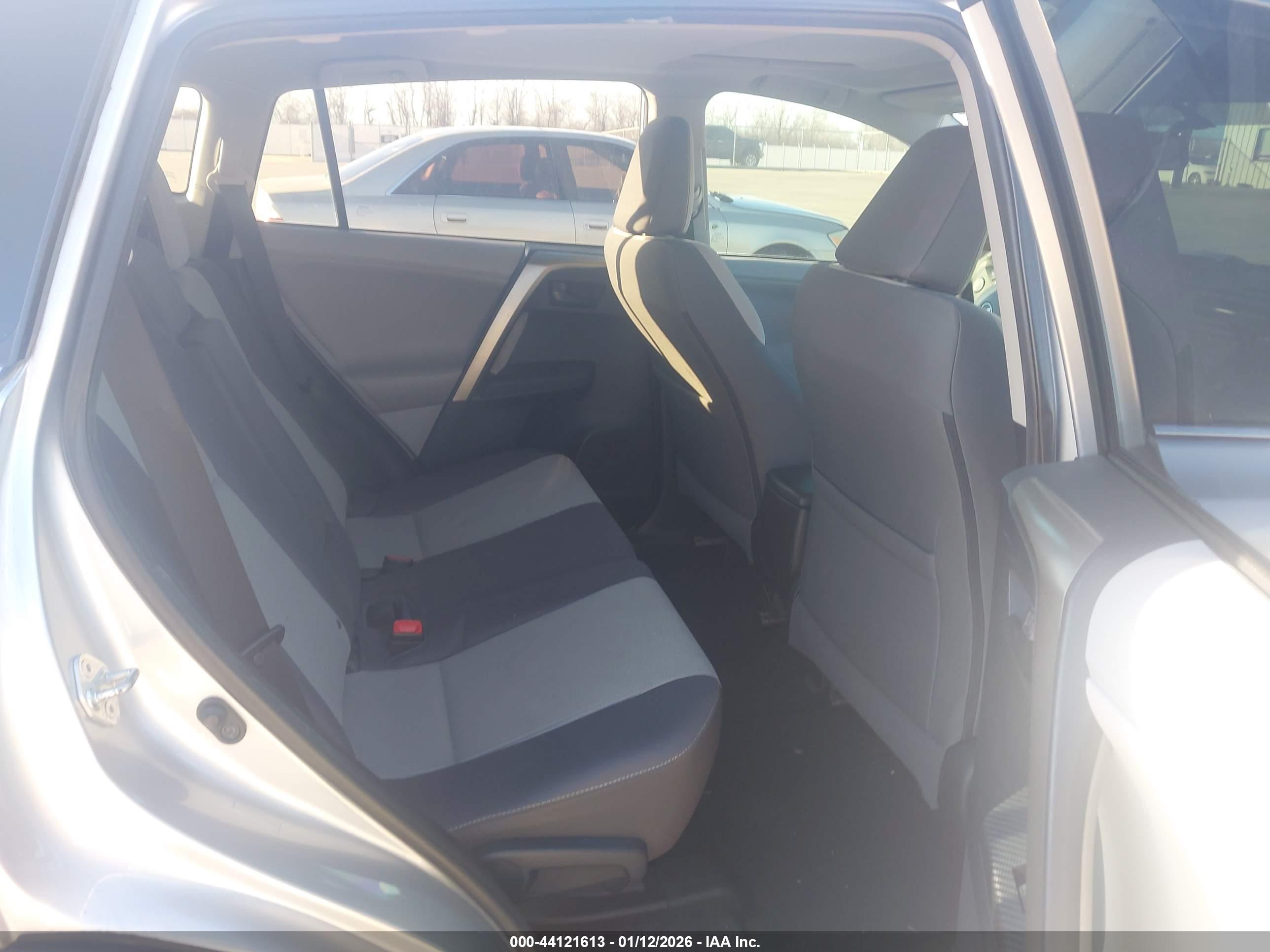 TOYOTA RAV4 image 8