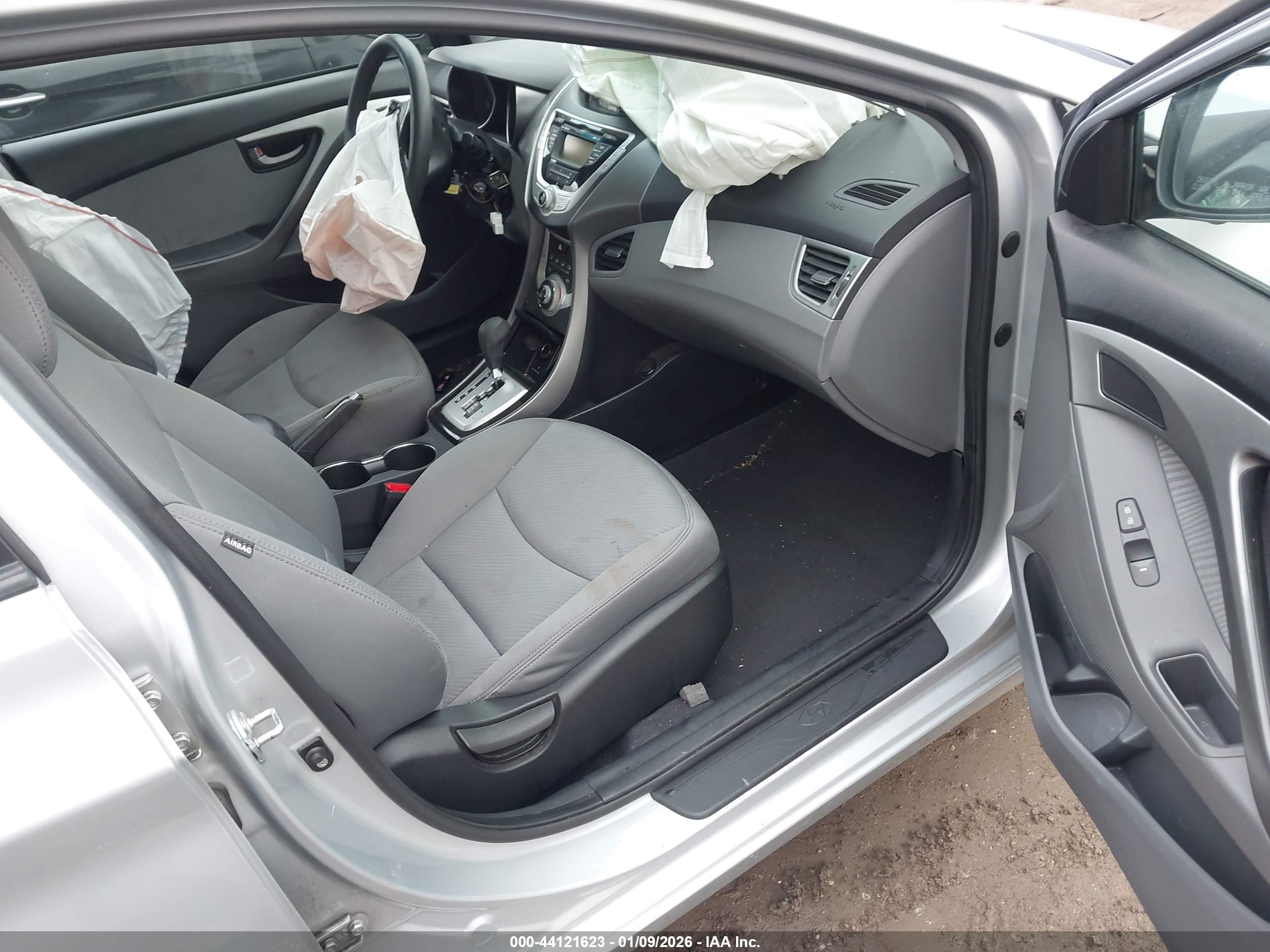 HYUNDAI ELANTRA image 5