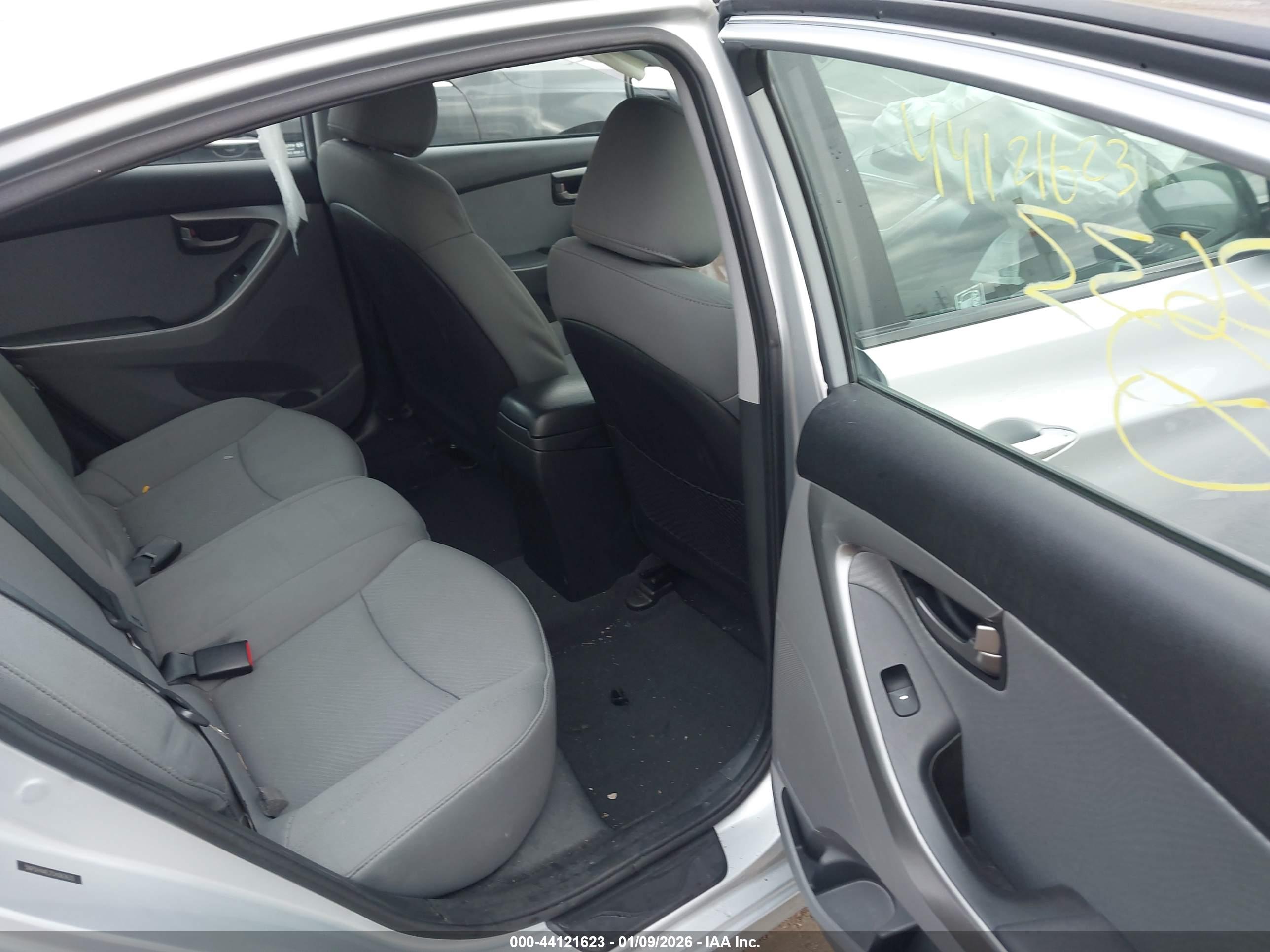 HYUNDAI ELANTRA image 8