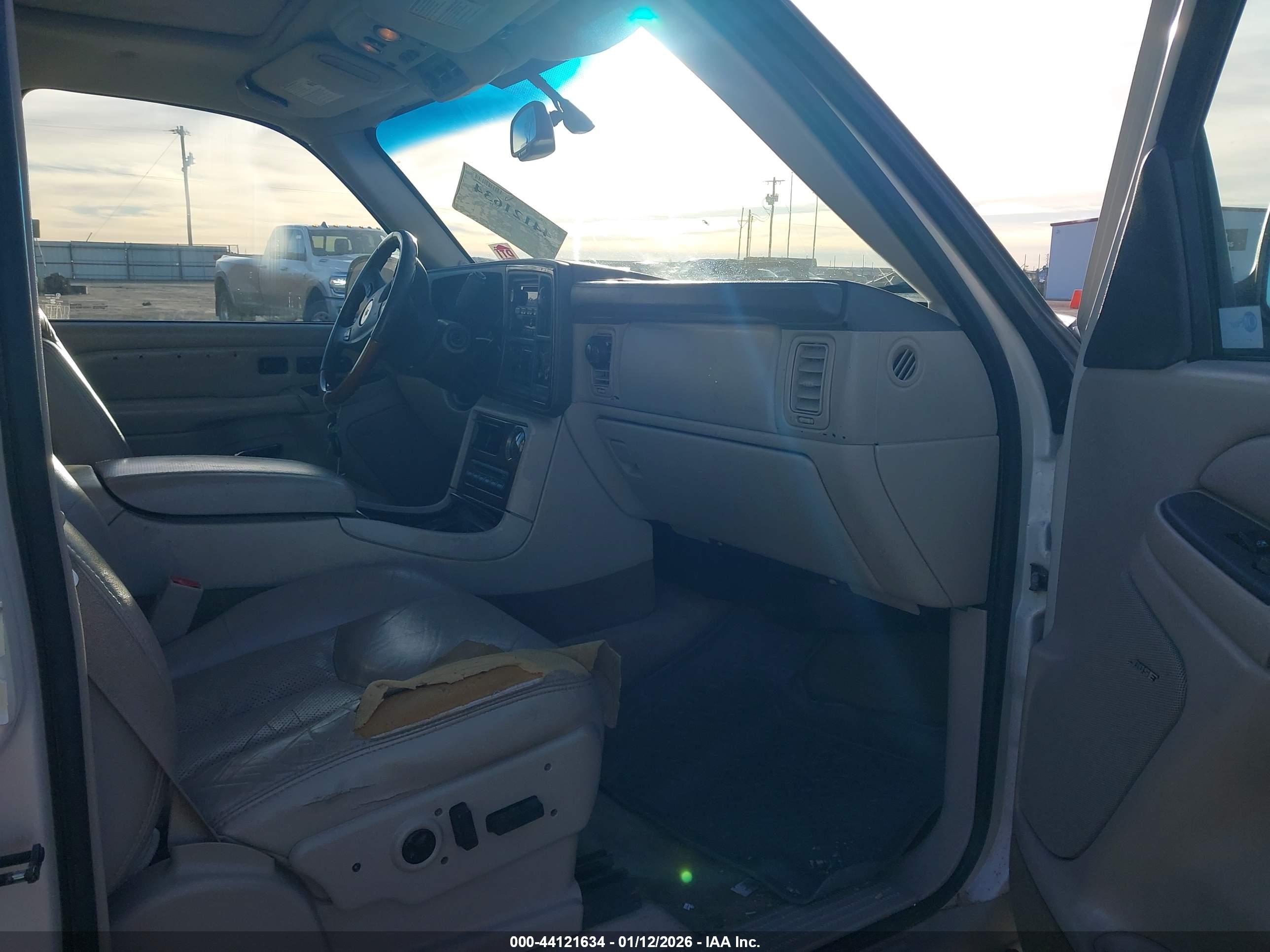 CADILLAC ESCALADE image 5