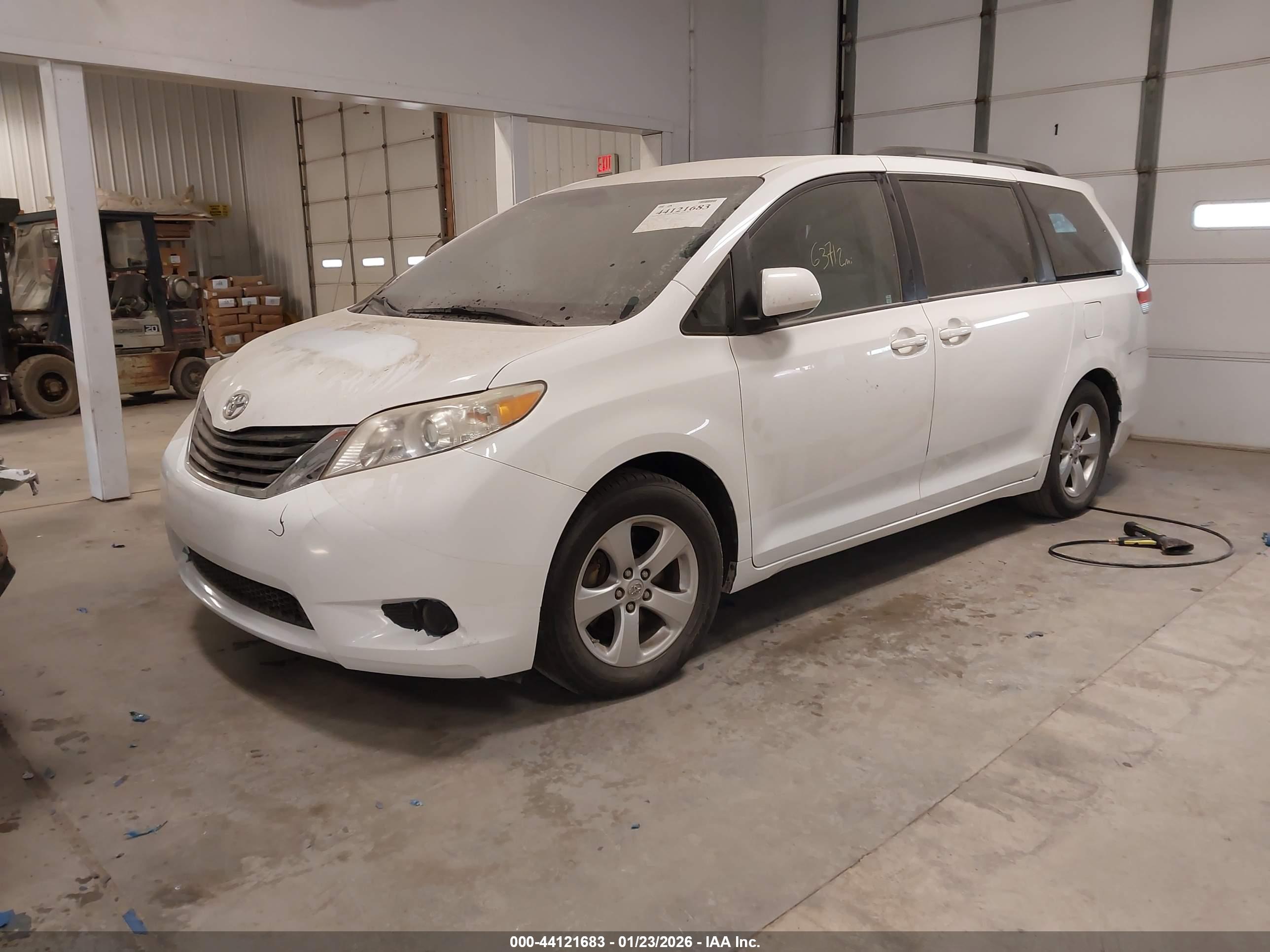 TOYOTA SIENNA image 2