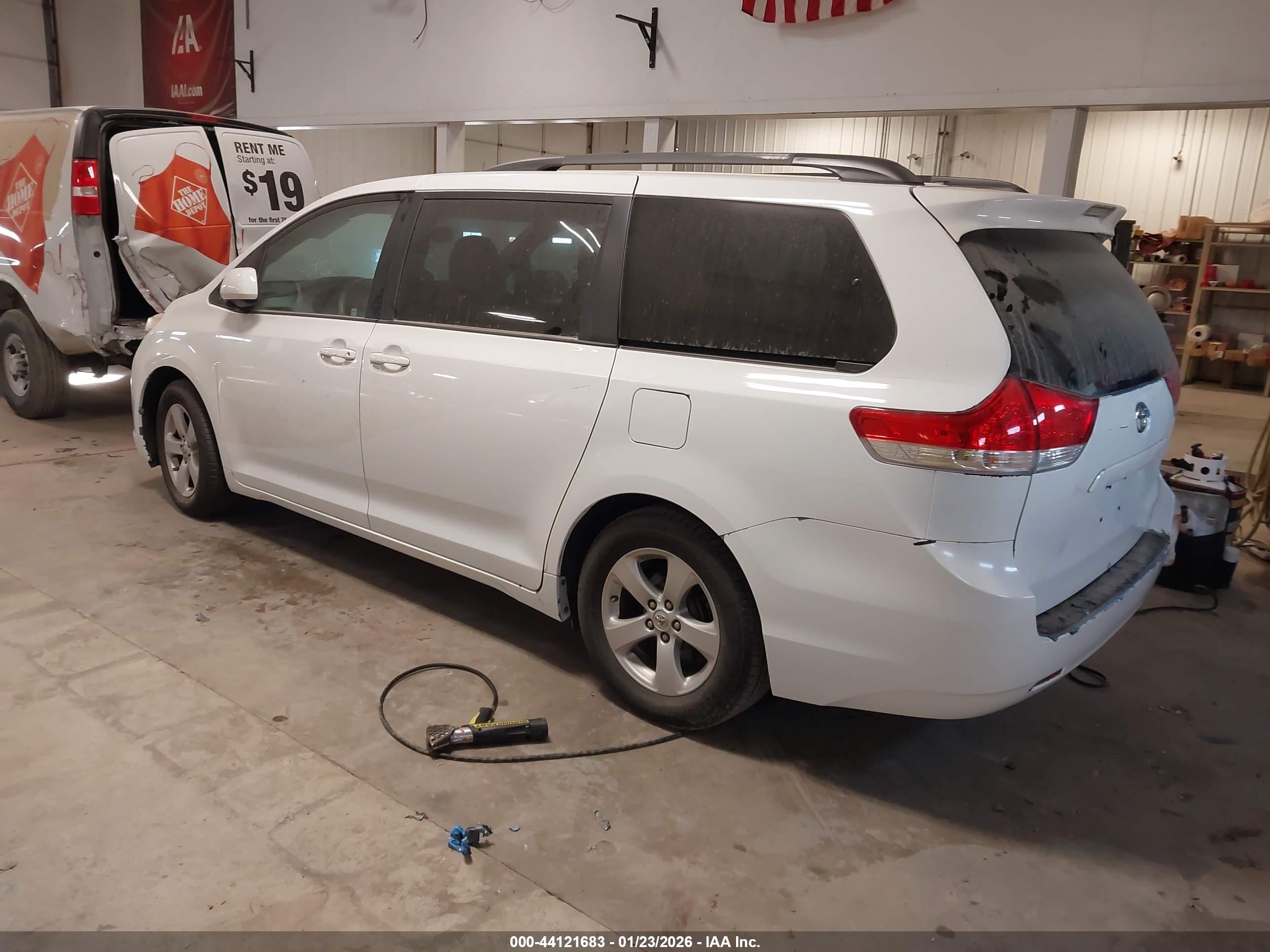 TOYOTA SIENNA image 3