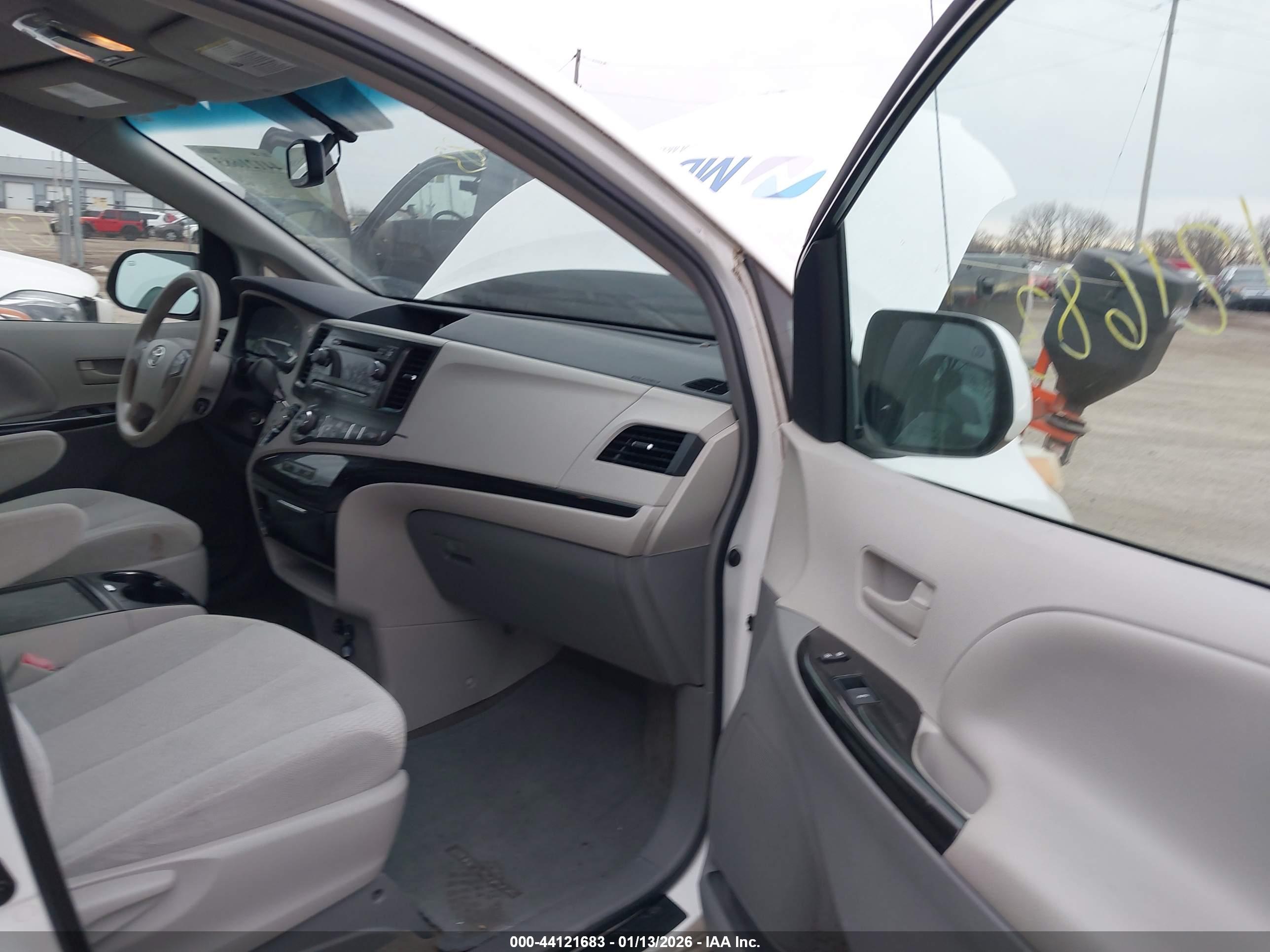 TOYOTA SIENNA image 5