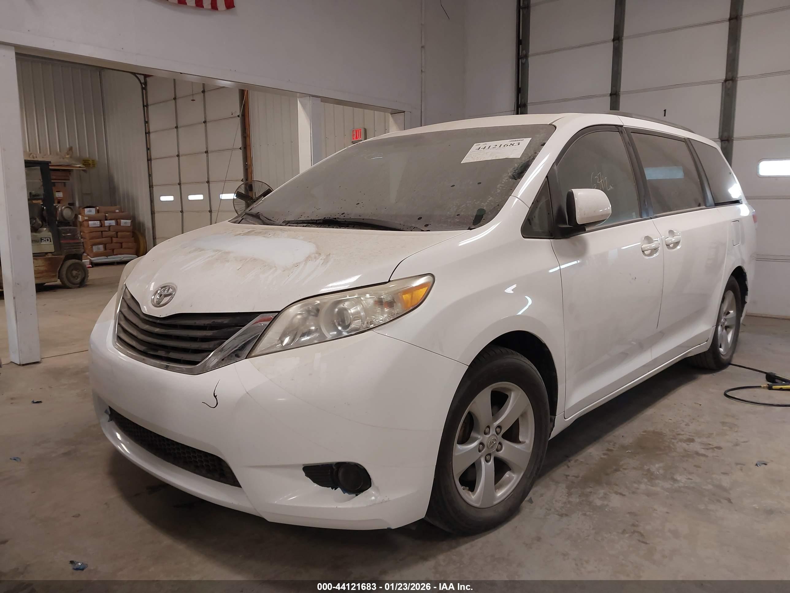 TOYOTA SIENNA image 6
