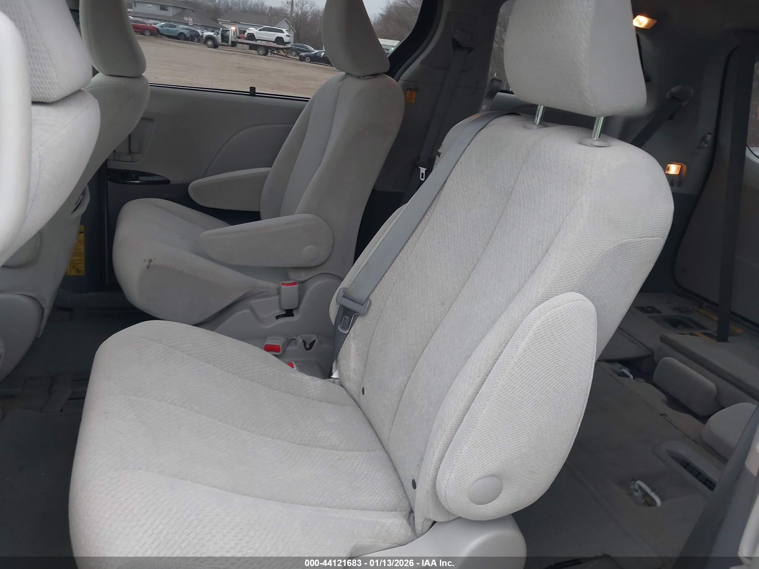 TOYOTA SIENNA image 8