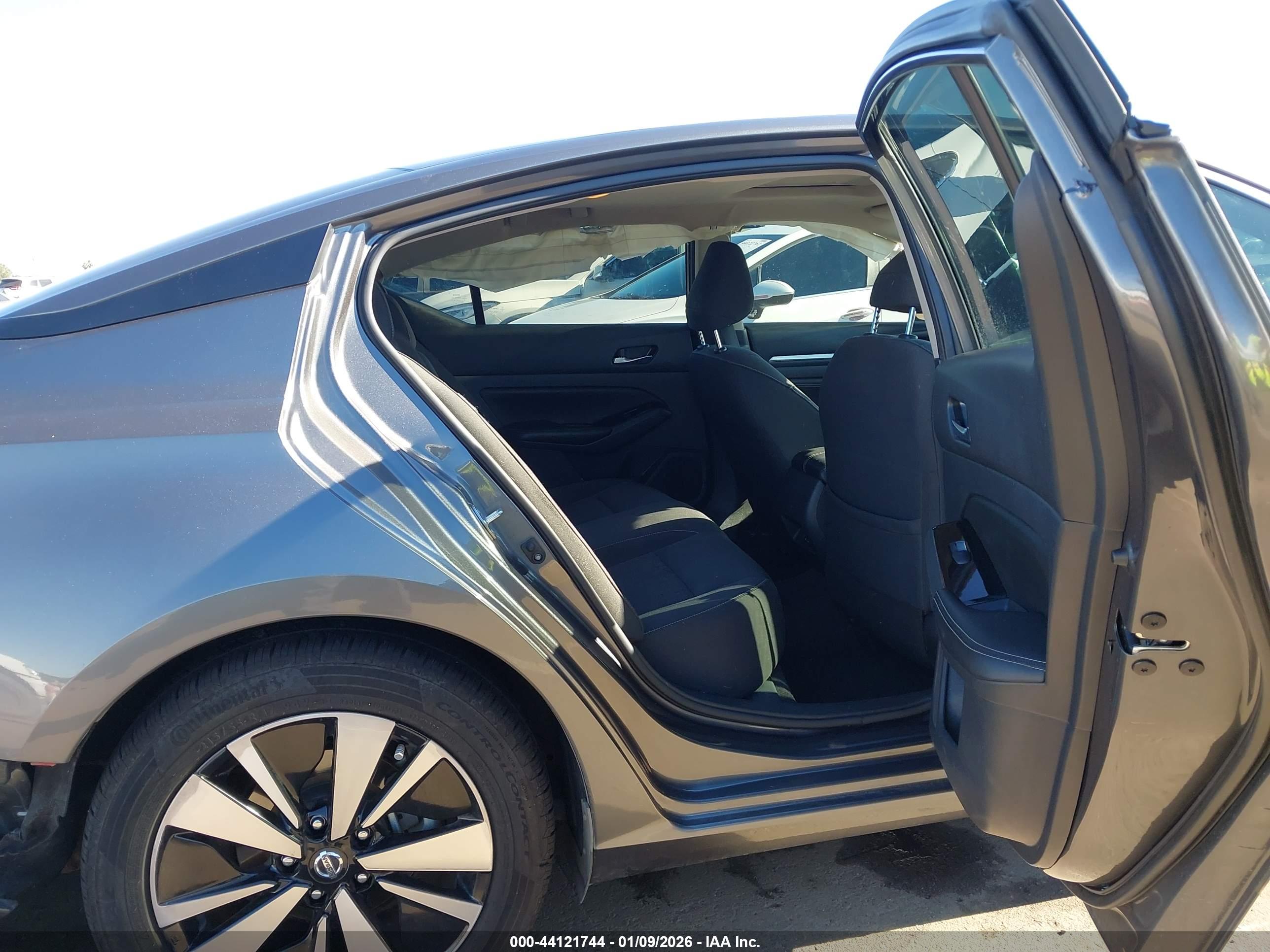 NISSAN ALTIMA image 8