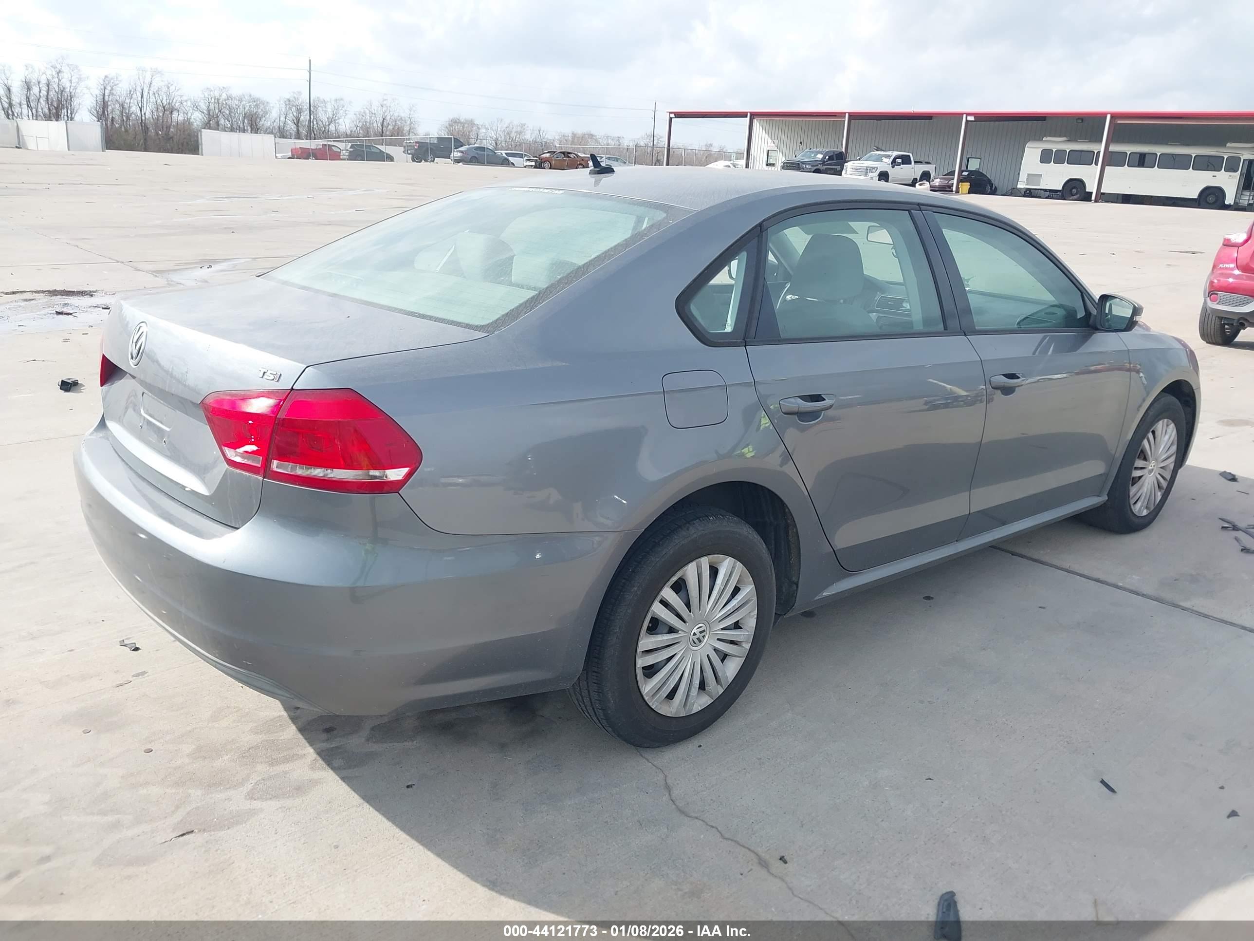 VOLKSWAGEN PASSAT image 4