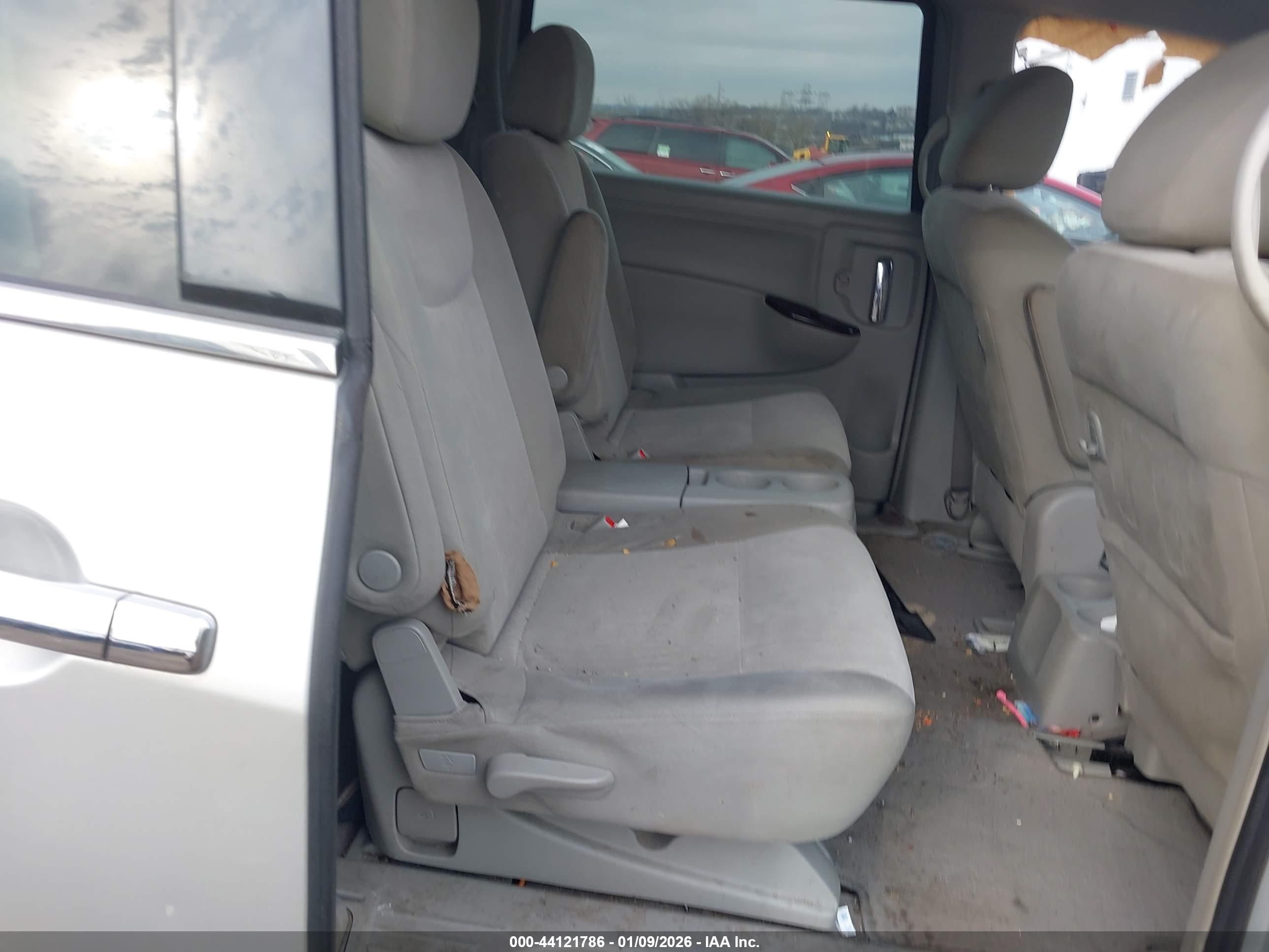 NISSAN QUEST image 8
