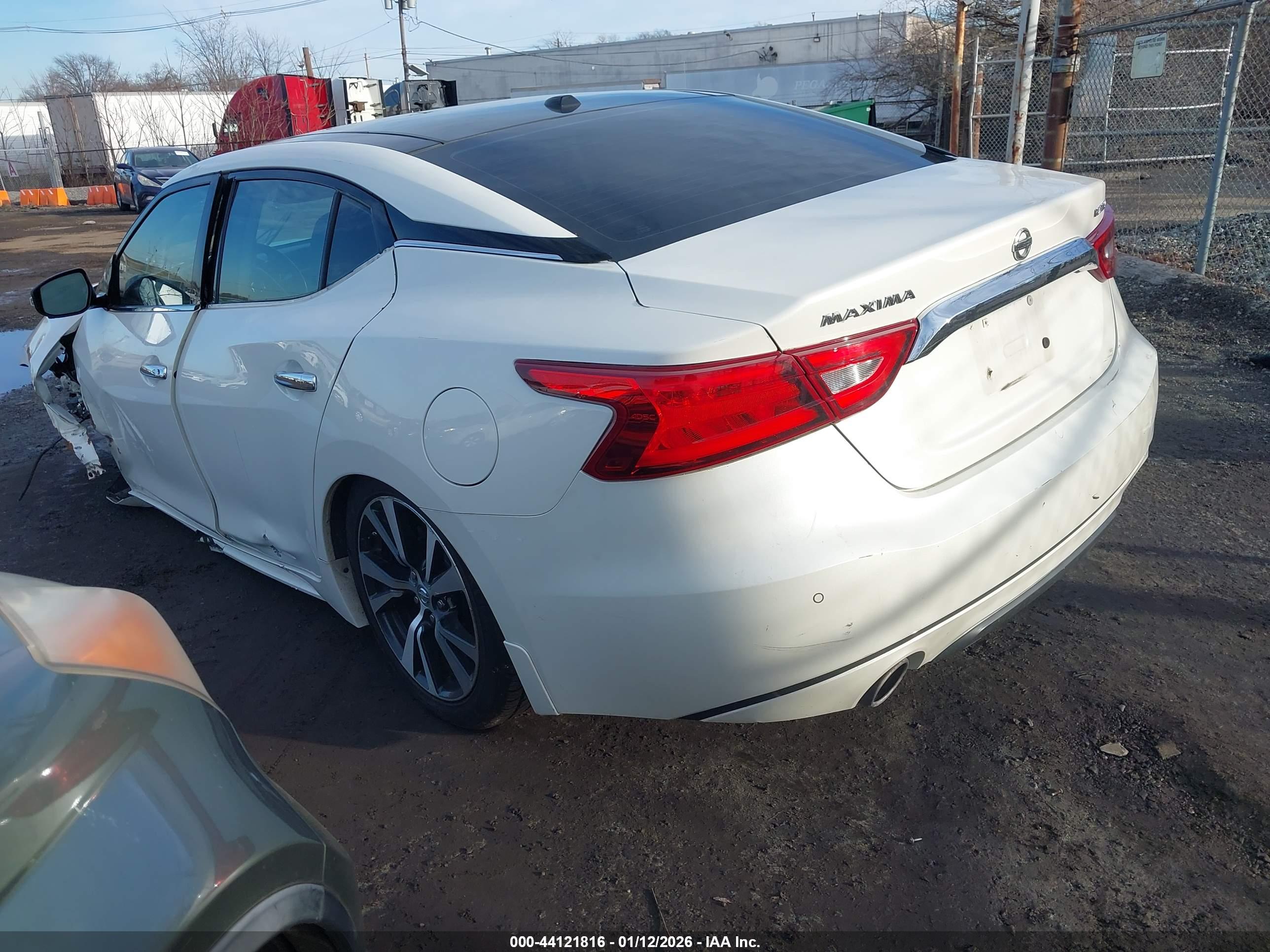 NISSAN MAXIMA image 3