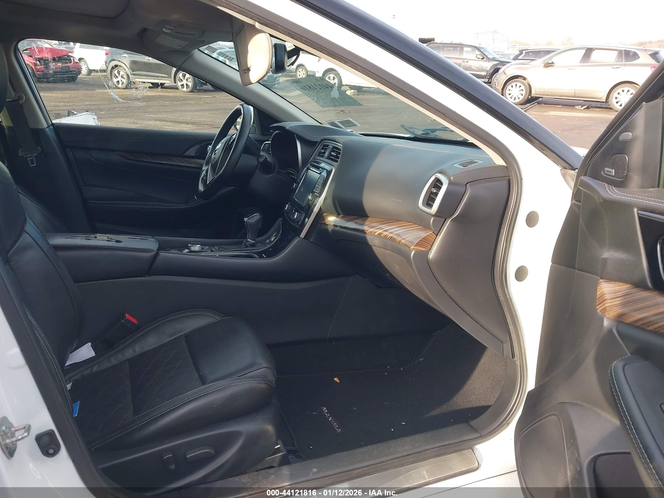NISSAN MAXIMA image 5