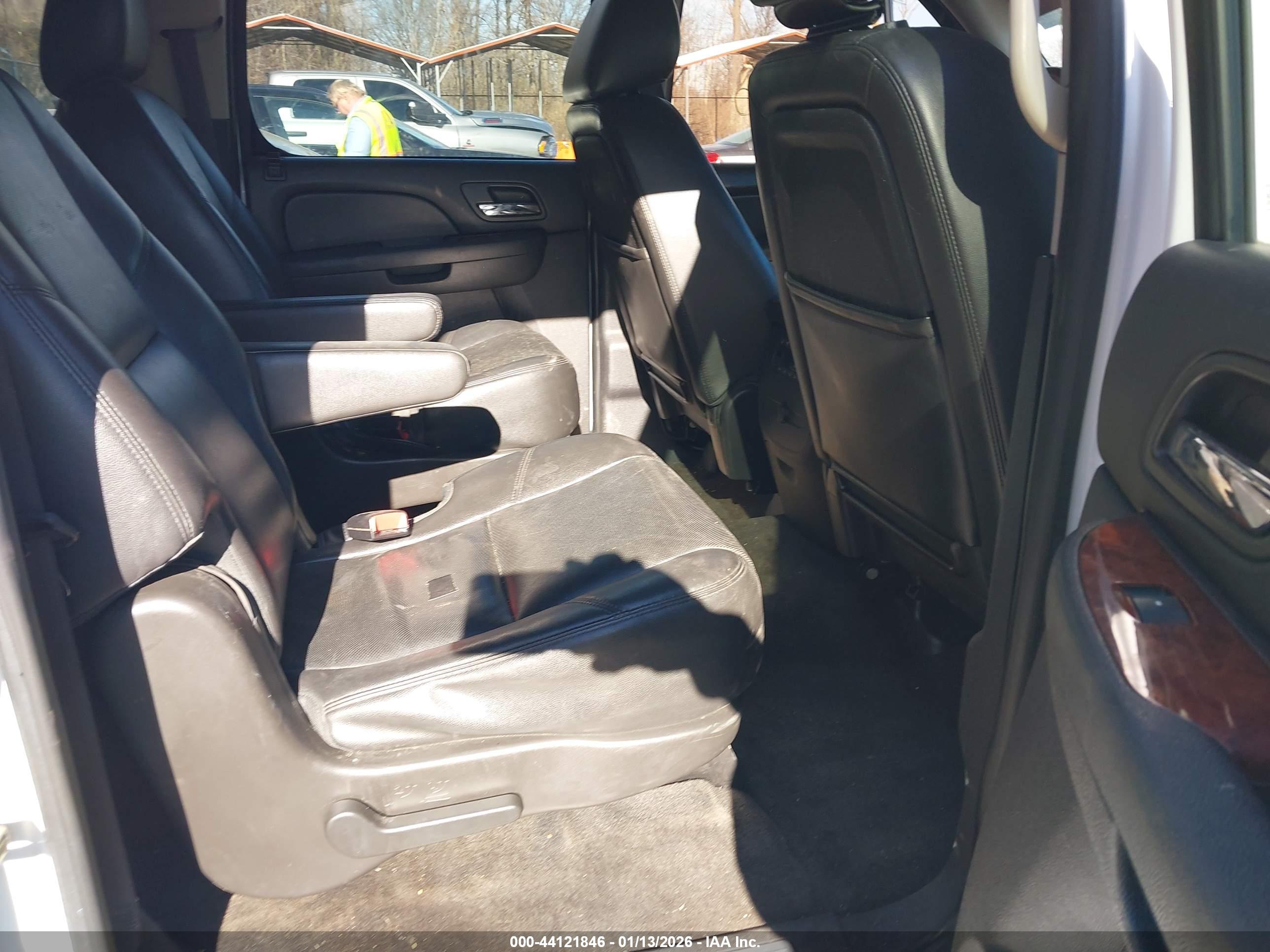 CHEVROLET SUBURBAN image 8