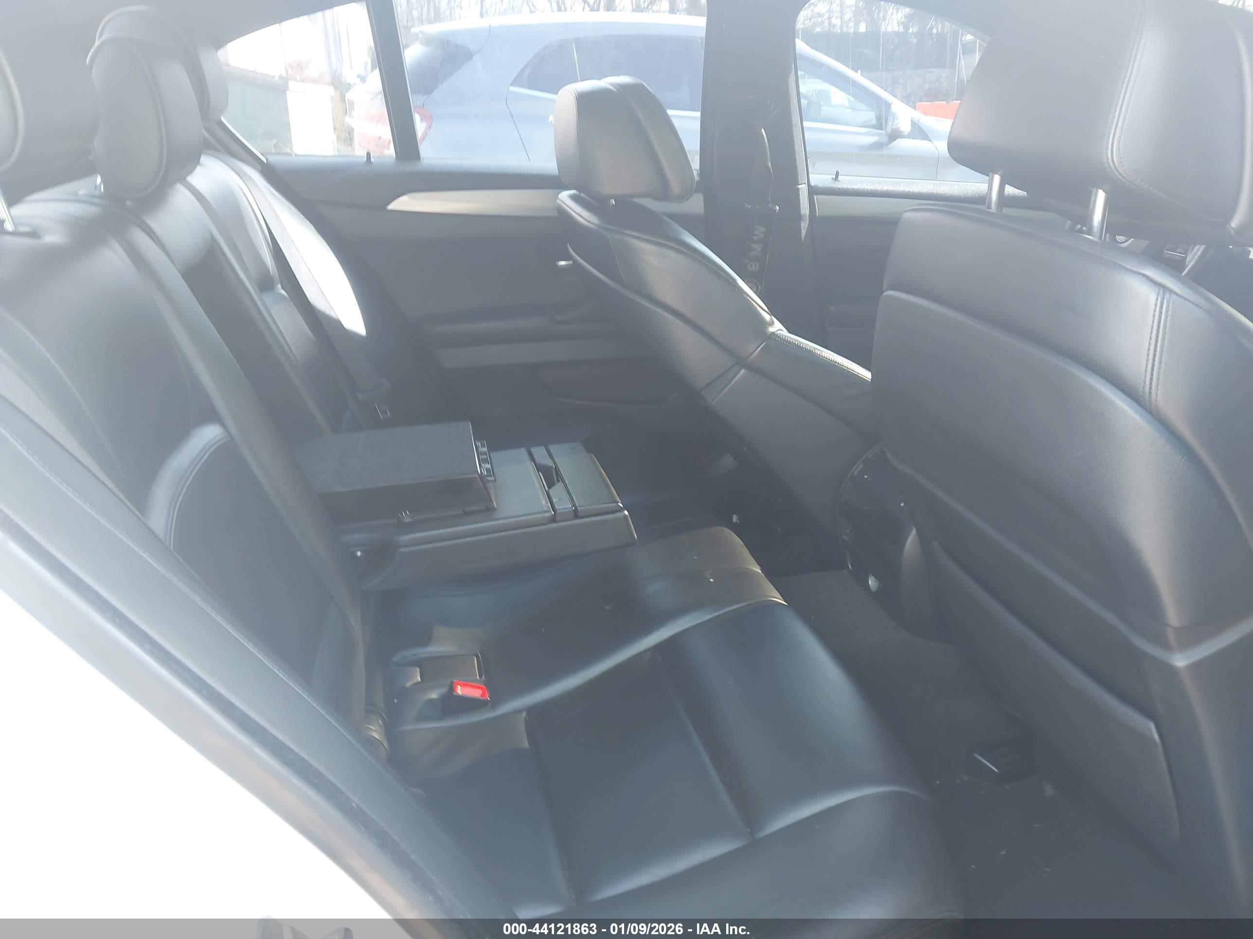 BMW 550I image 8