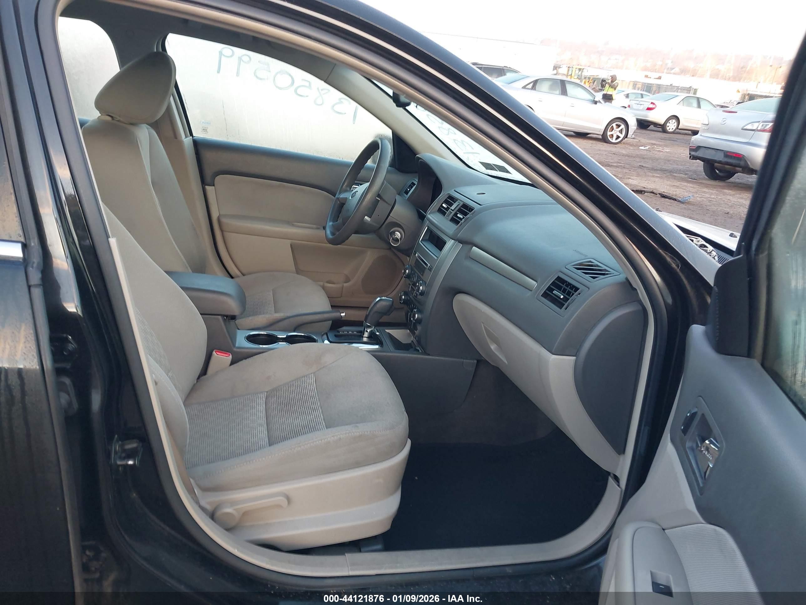 FORD FUSION image 5