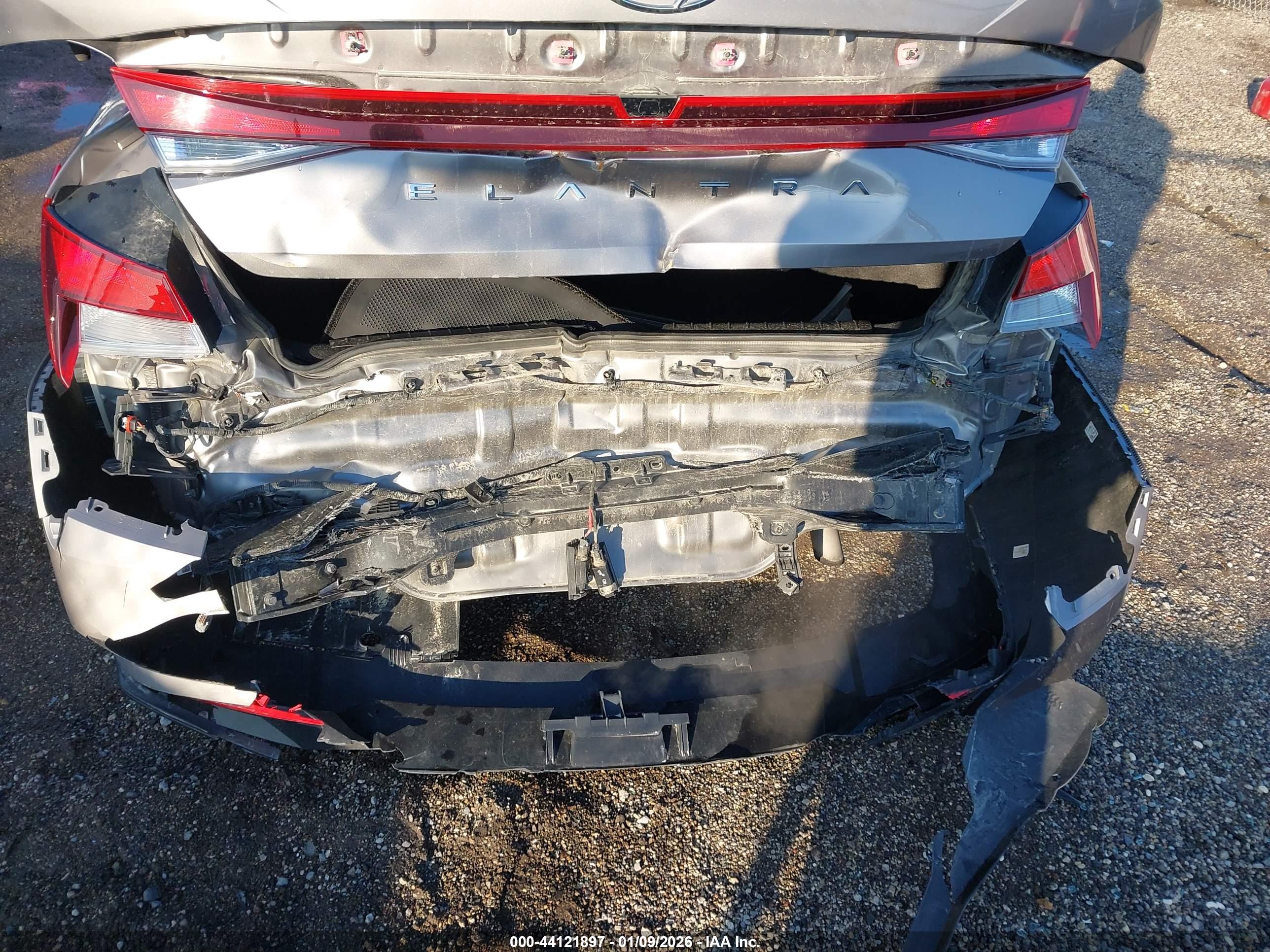 HYUNDAI ELANTRA image 6