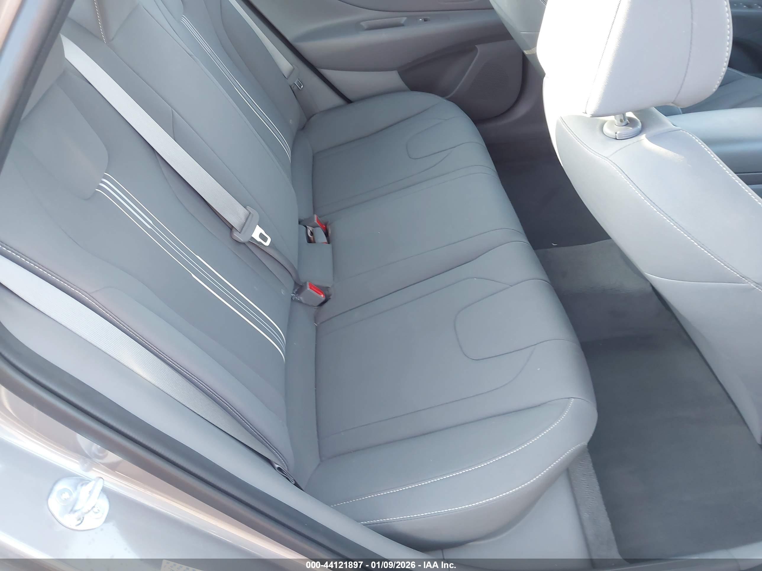 HYUNDAI ELANTRA image 8