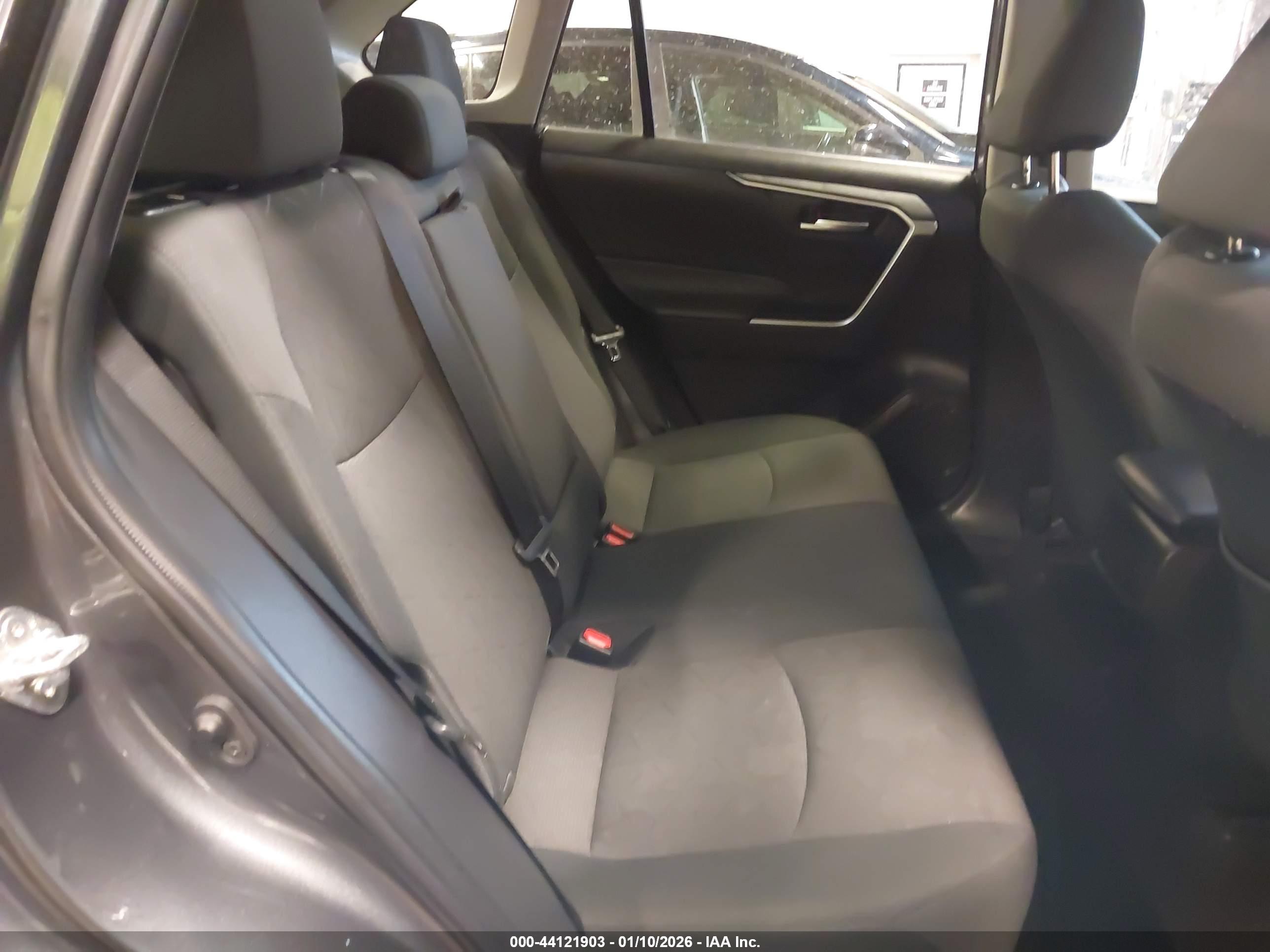 TOYOTA RAV4 image 8