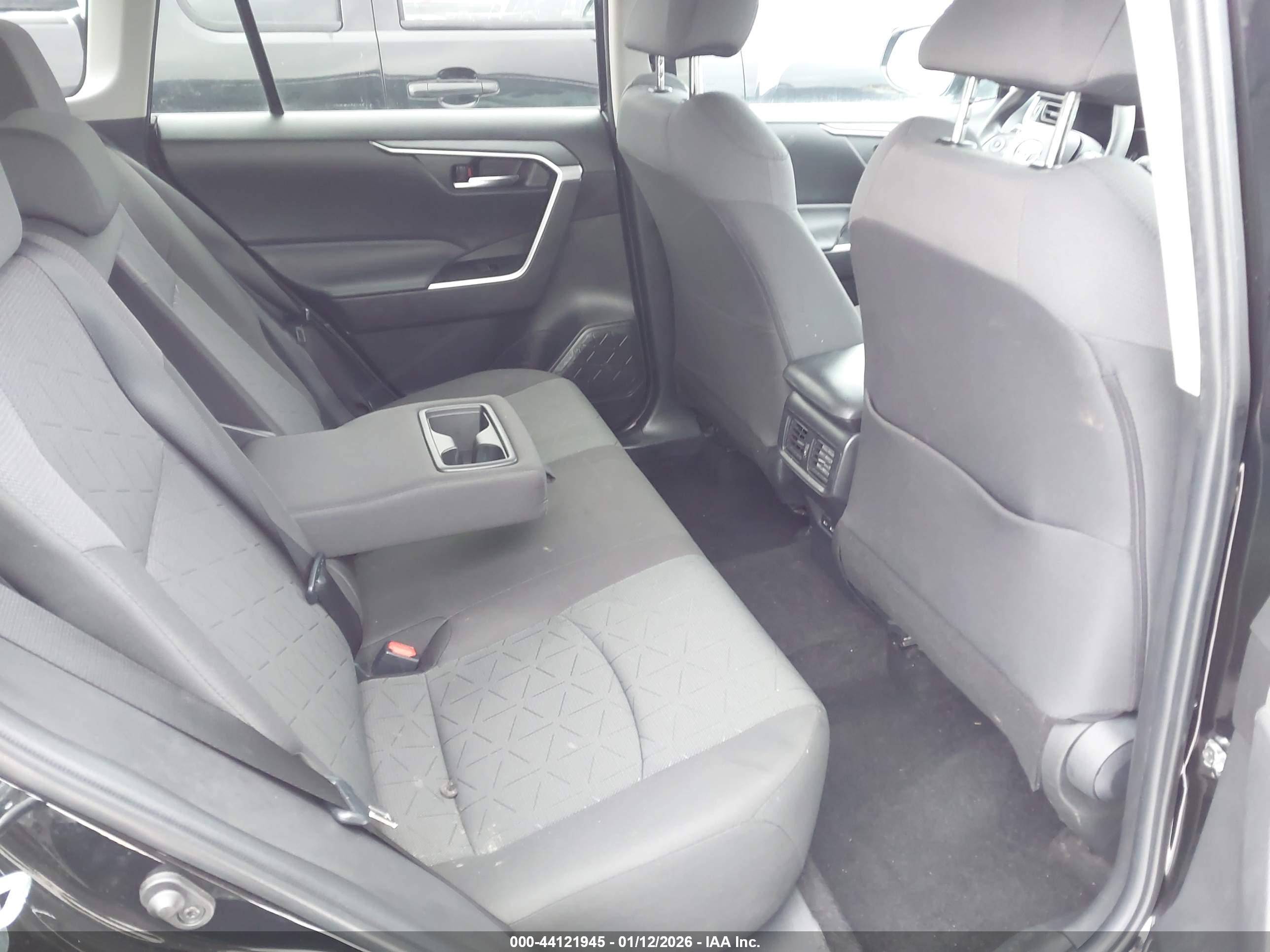 TOYOTA RAV4 image 8