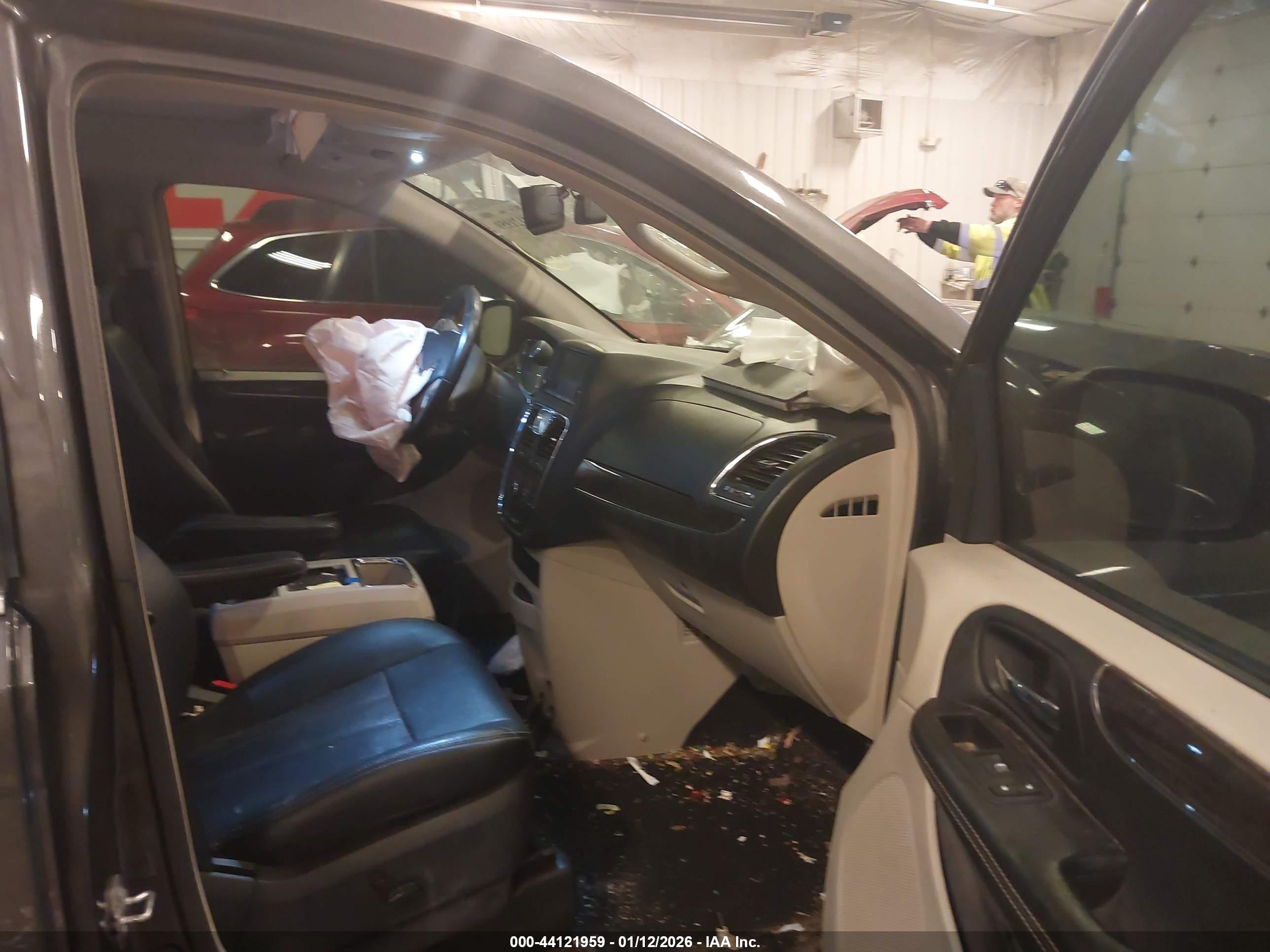 CHRYSLER TOWN image 5