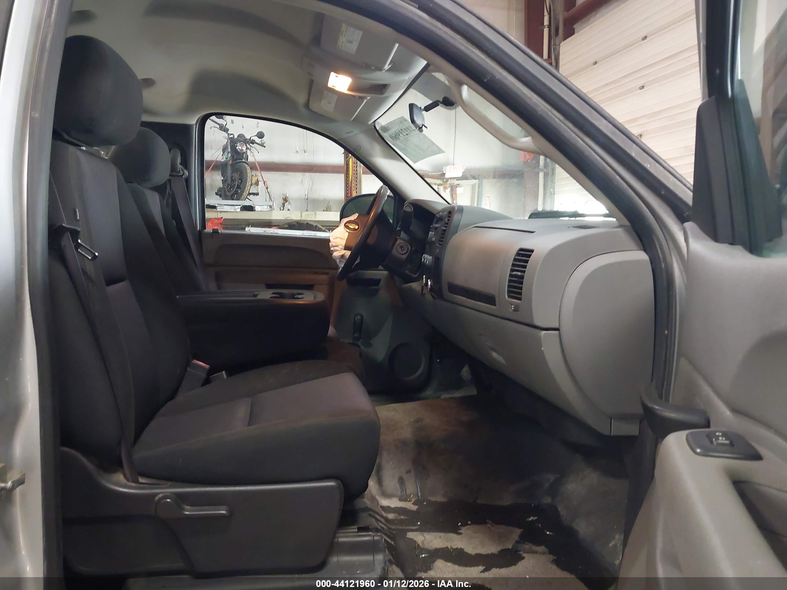 CHEVROLET SILVERADO image 5
